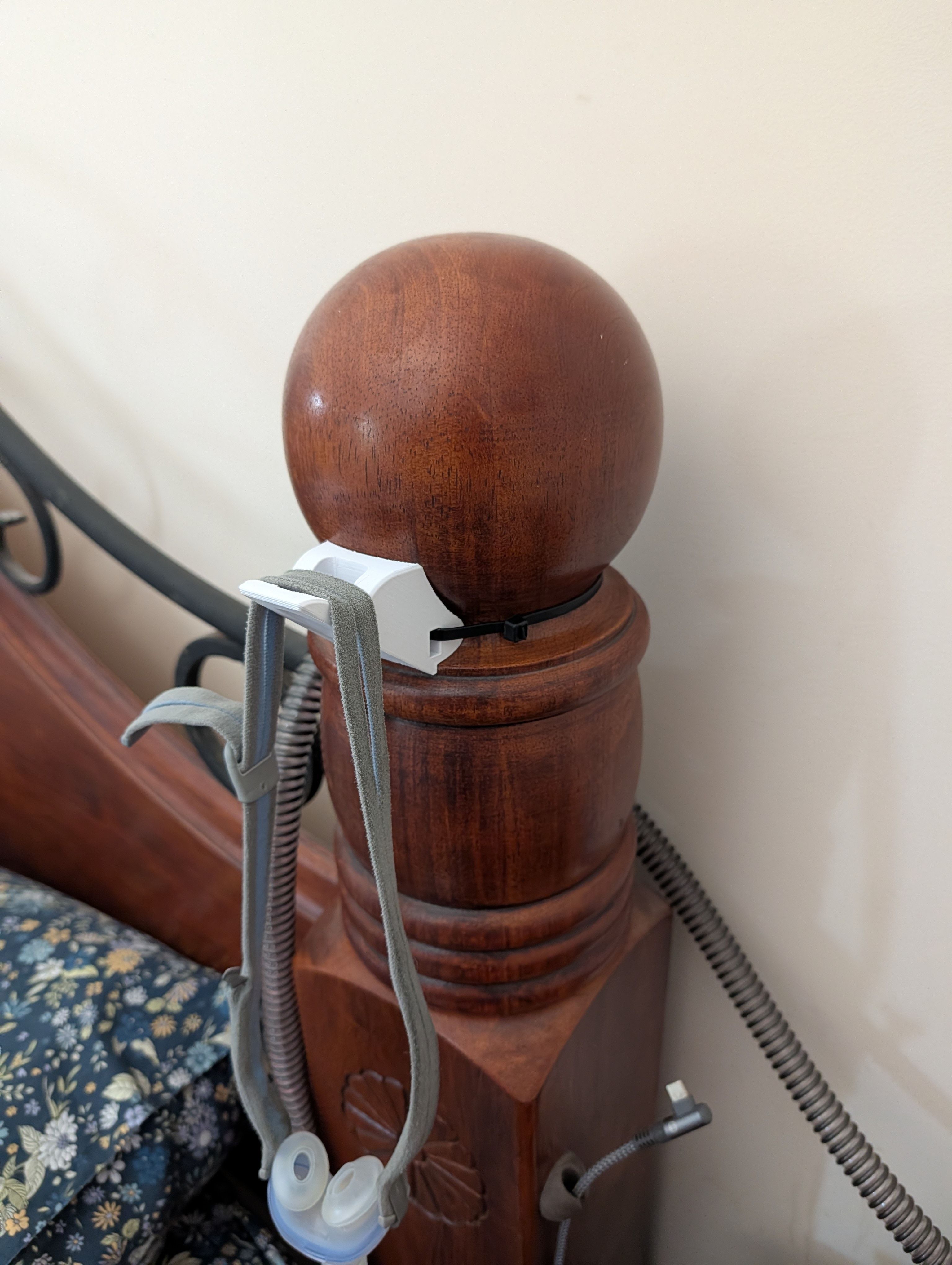 Miniatura 2 do modelo 3D Bed Post CPAP Hook