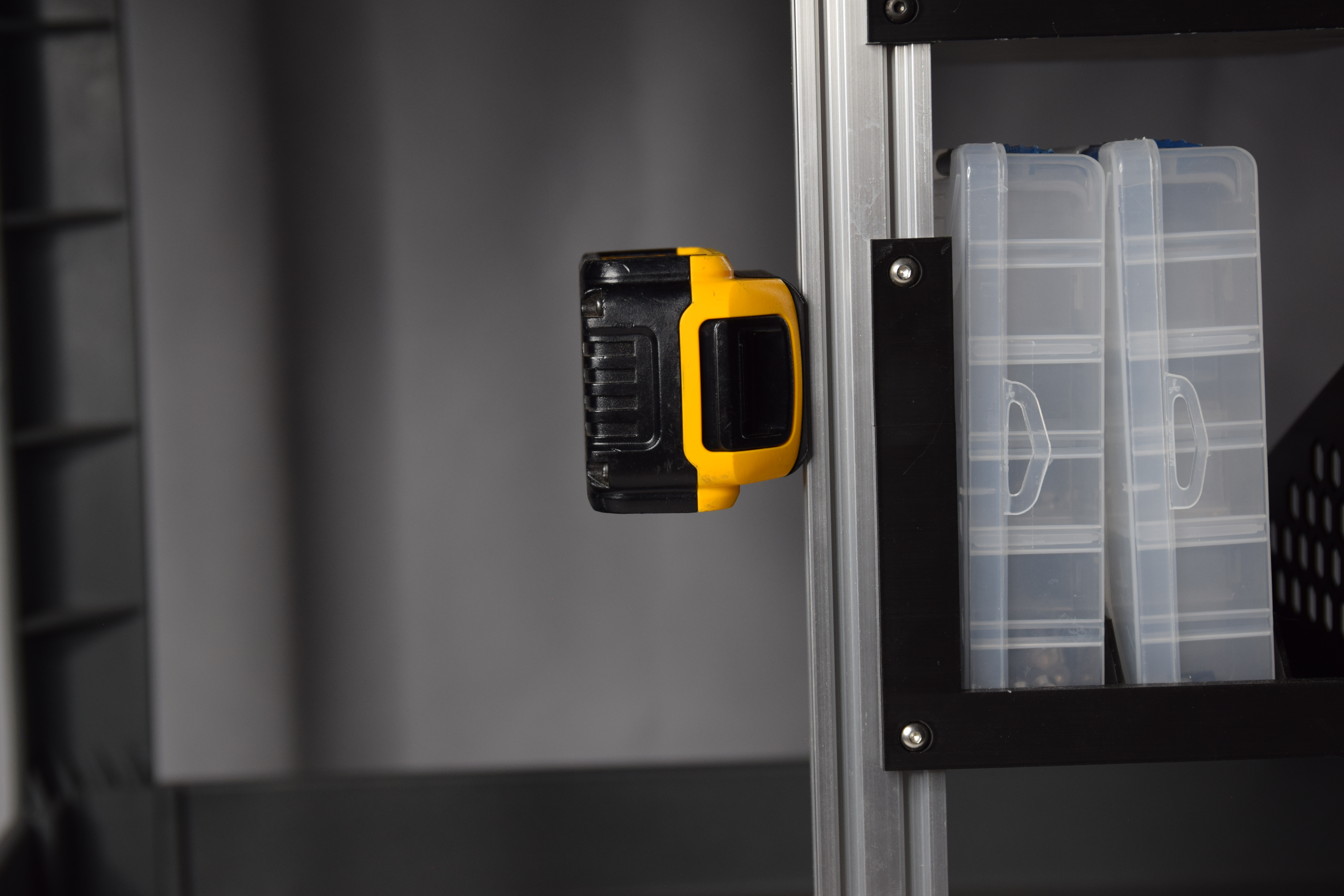 dewalt battery holder for modumount cart system