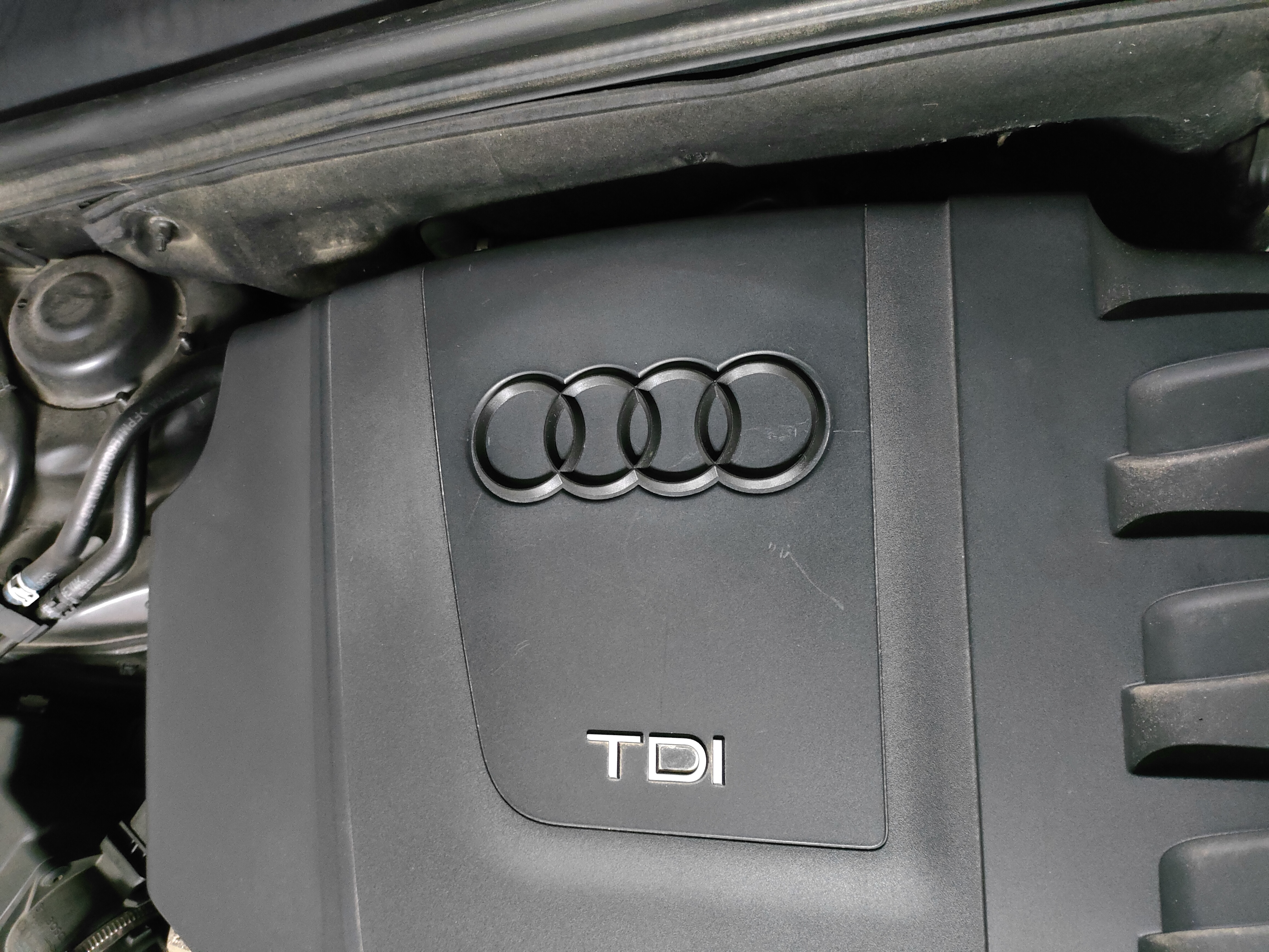 Audi A4 B8 engine cover emblem — thumbnail 4