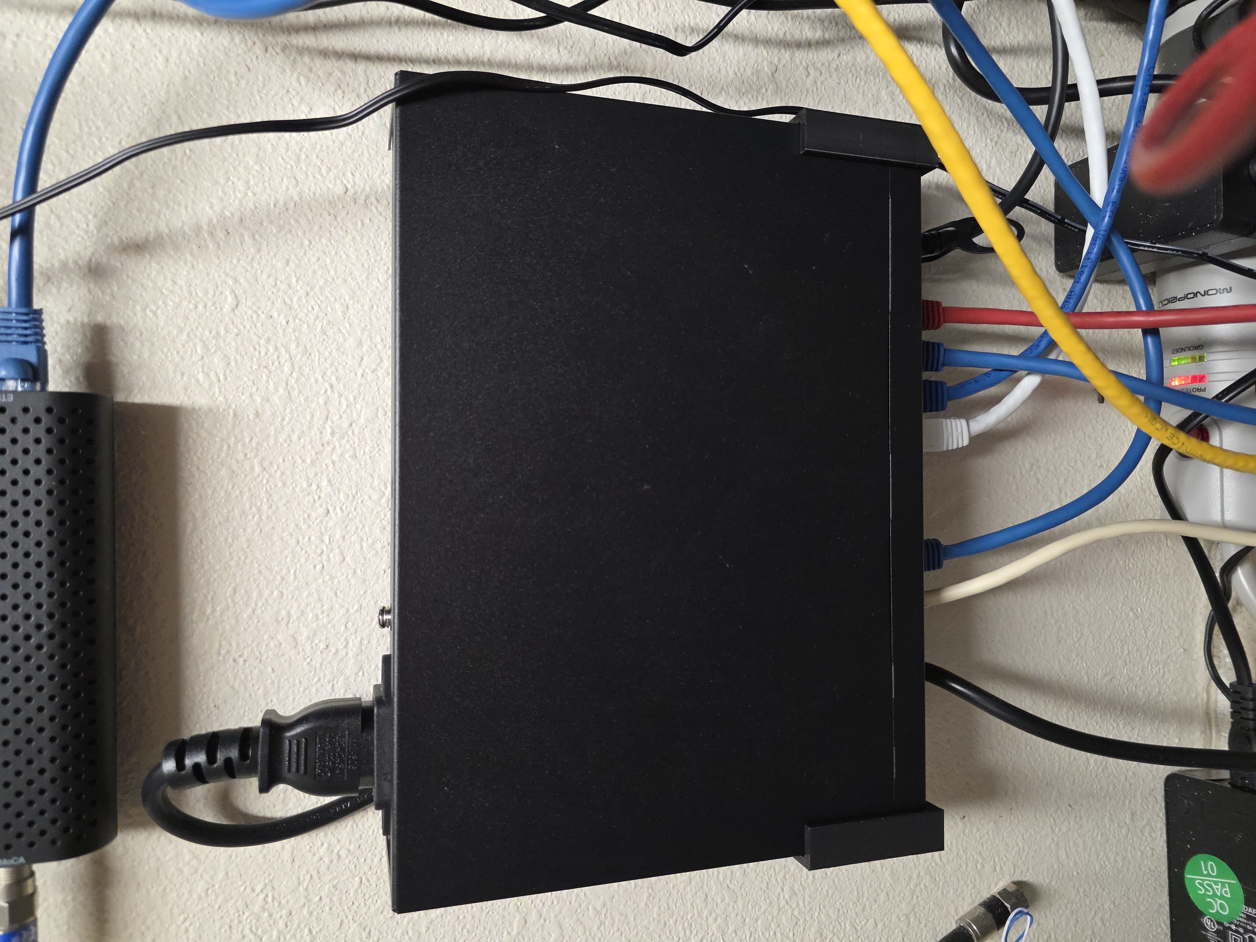 XikeStor SKS3200-8E1X-P Ethernet Switch Wall Mount