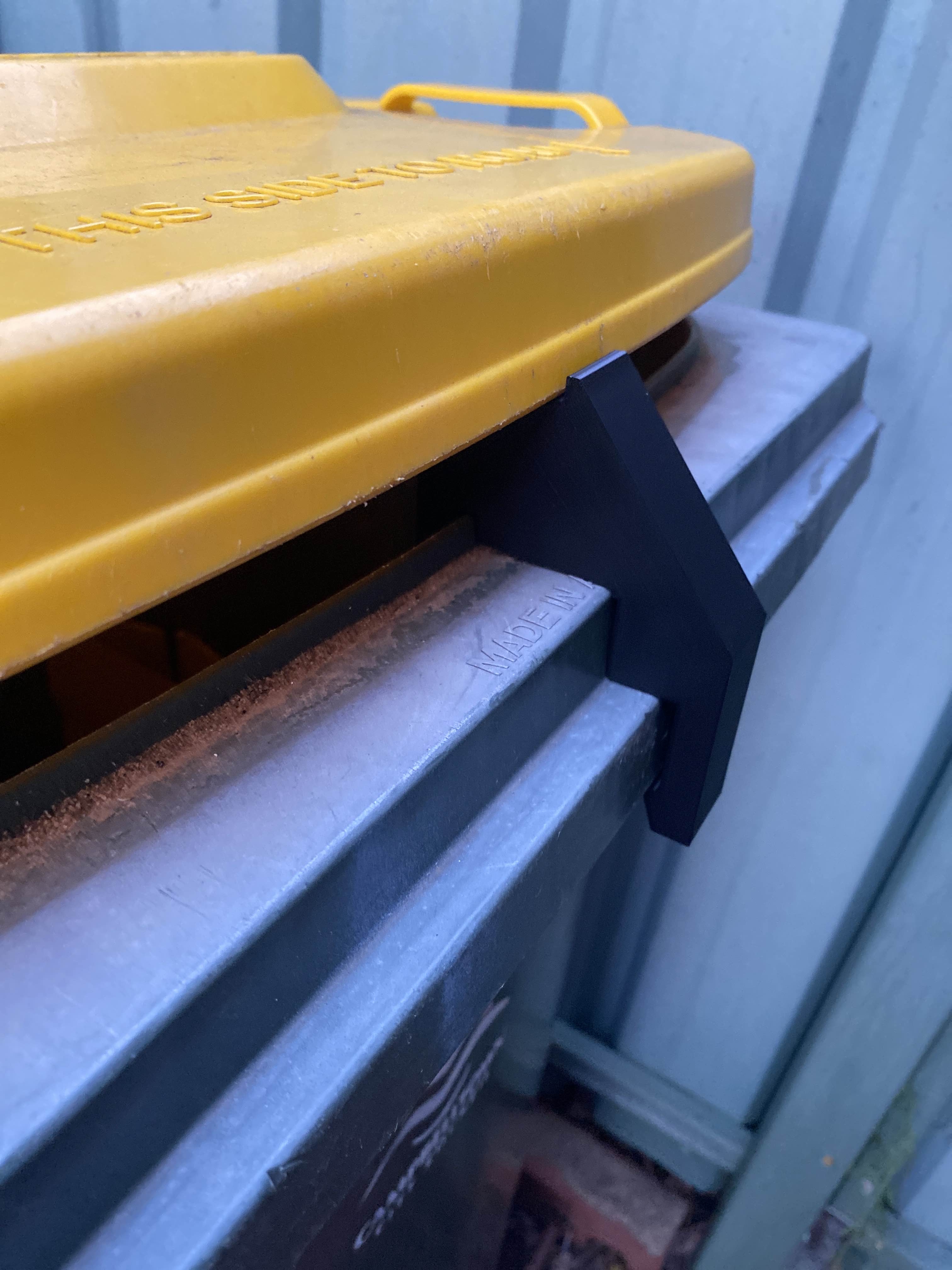 Bin vent with clip