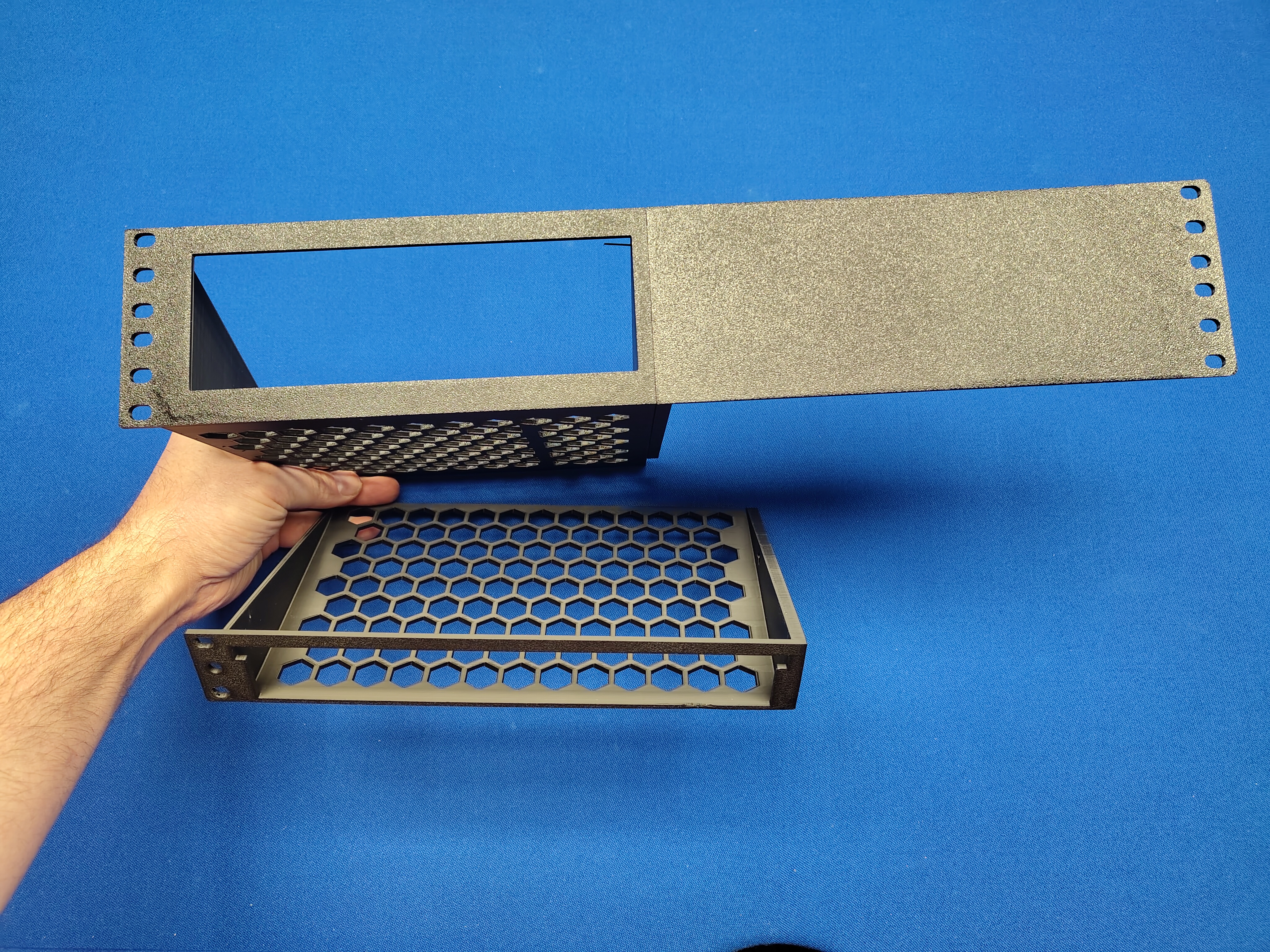 Parametrizable FritzBox 6590 7590 and Netgear GS316 MS308 rack mount 3D model