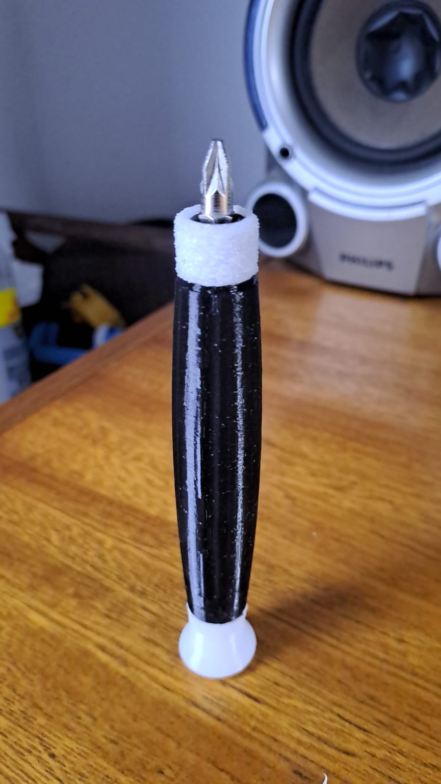 Lockable bit screw driver with bits storage