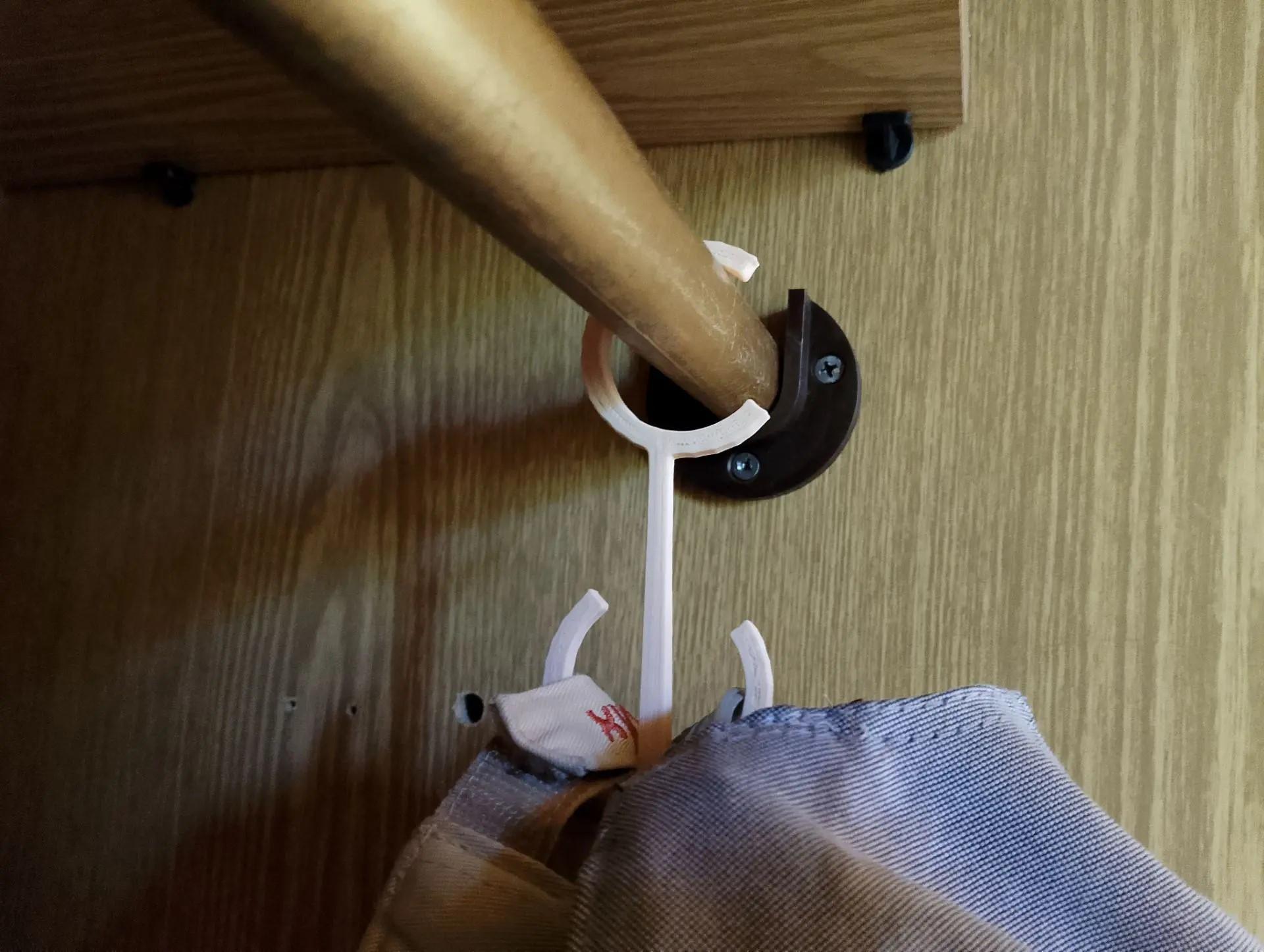 Miniatura 2 do modelo 3D Convenient cap hanger