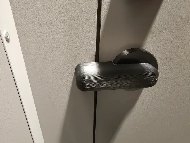 Indicator lock handle for toilet cubicle doors