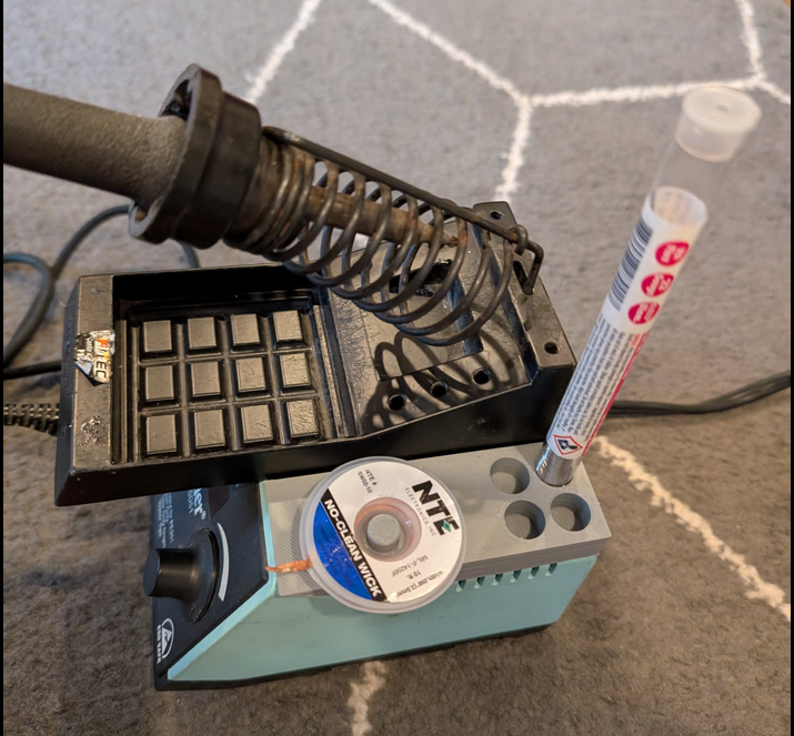 Solder and de-soldering wick holder for Weller