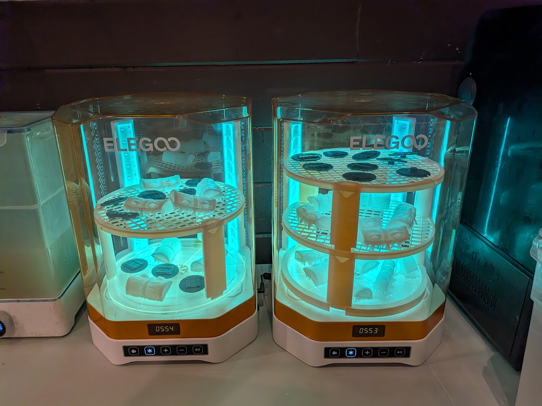Stackable riser/turntable for resin 3d printer UV curing stations