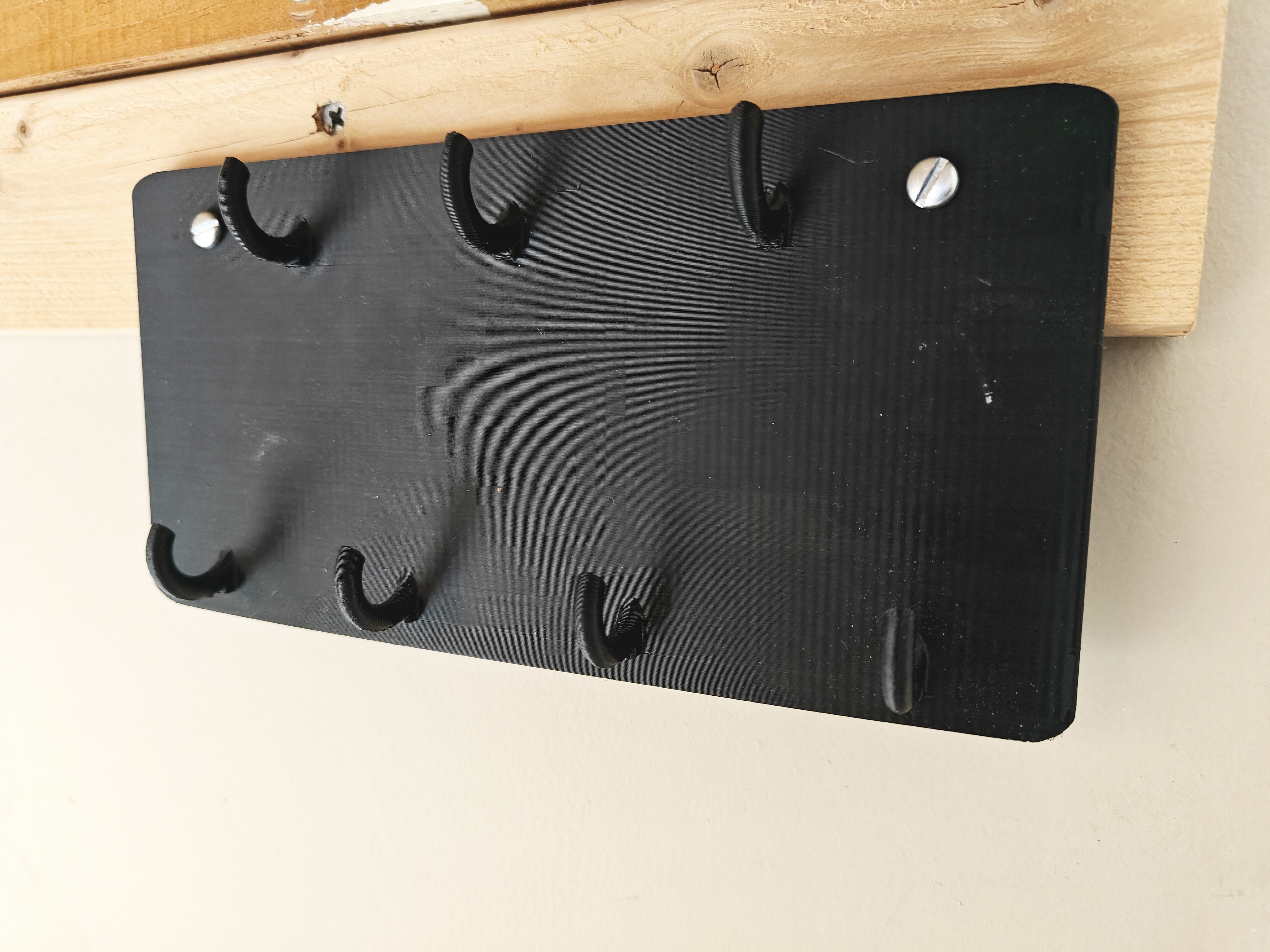 Wall Mountable Compact 7 Hook Key Hanger