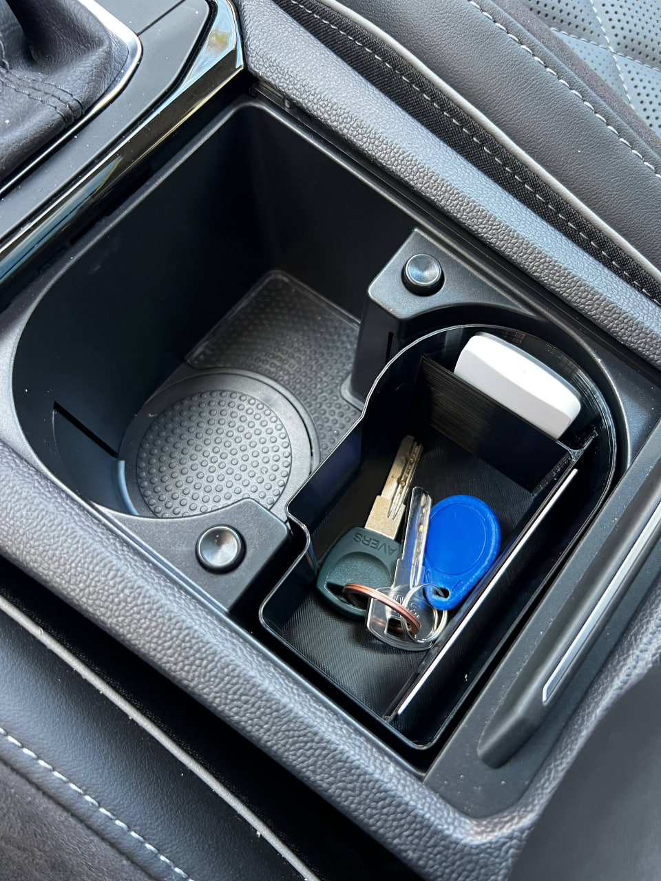 Organizer in cup holder (VW Sagitar, MQB)