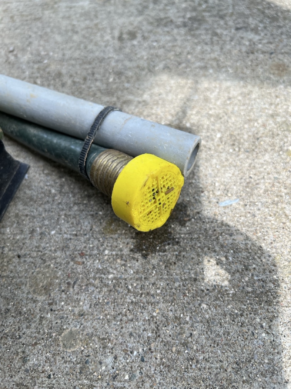 Garden hose debris filter