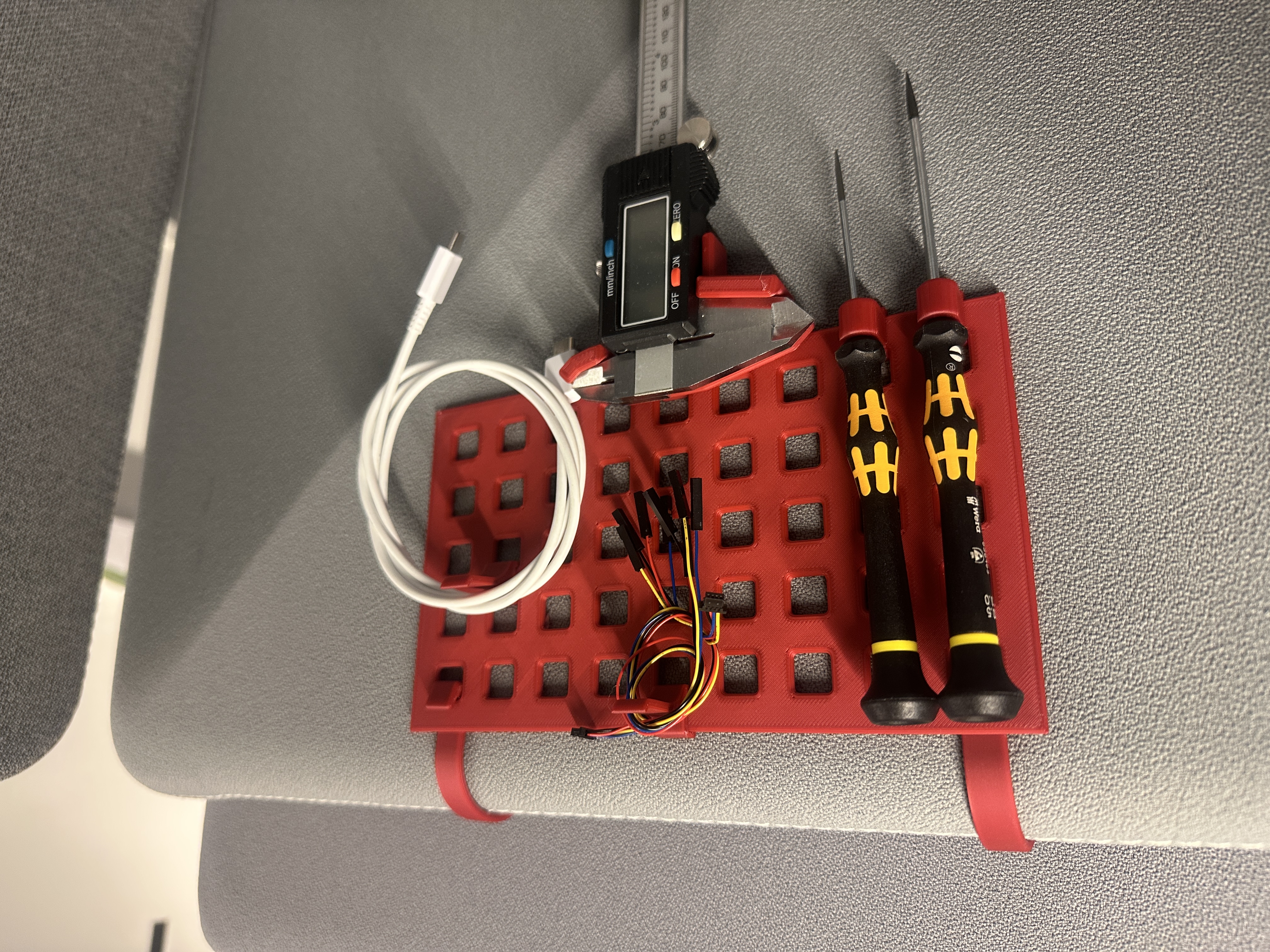 Caliper holder for cubicle grid-system