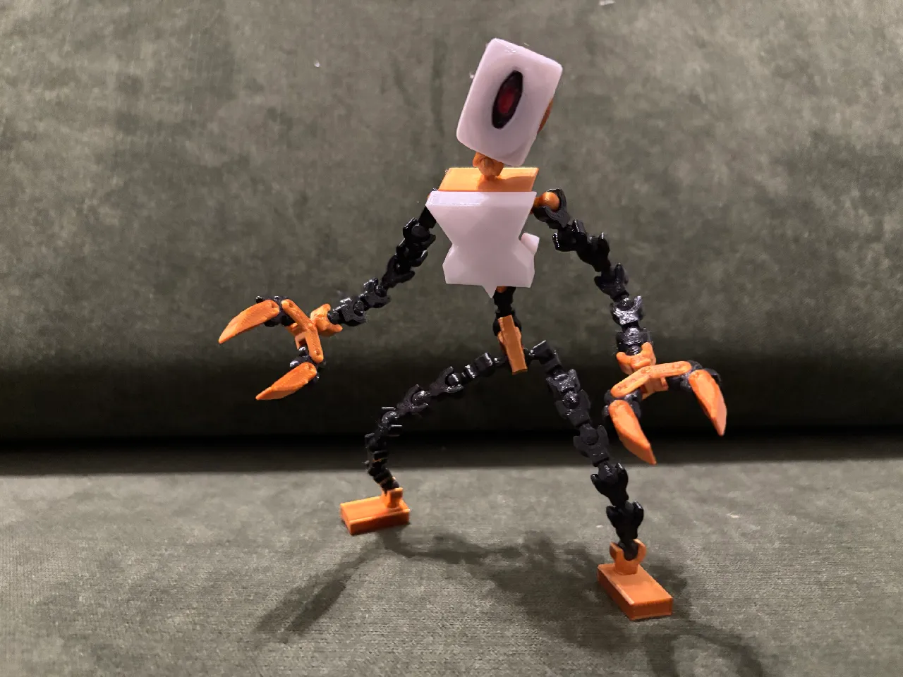 AQ7F54 - a Lucky 13 Based Jointed Robot by SP1RE3 | Download free