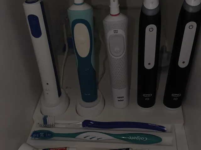 adaptive toothbrush organiser