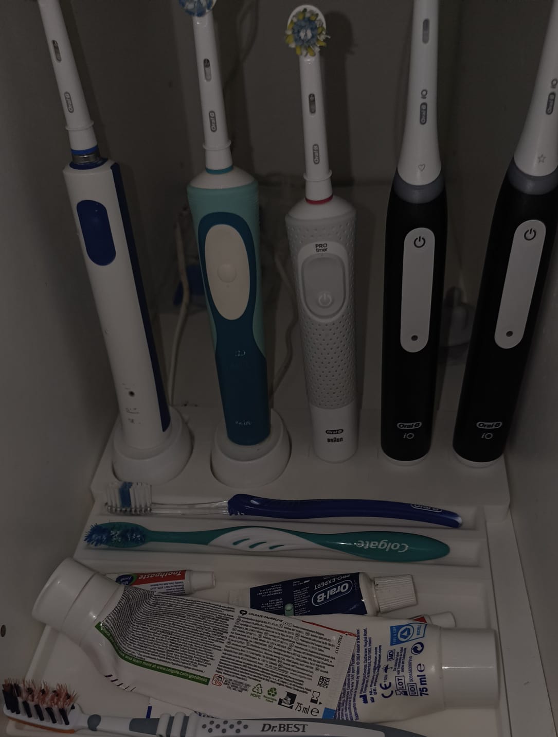 adaptive toothbrush organiser