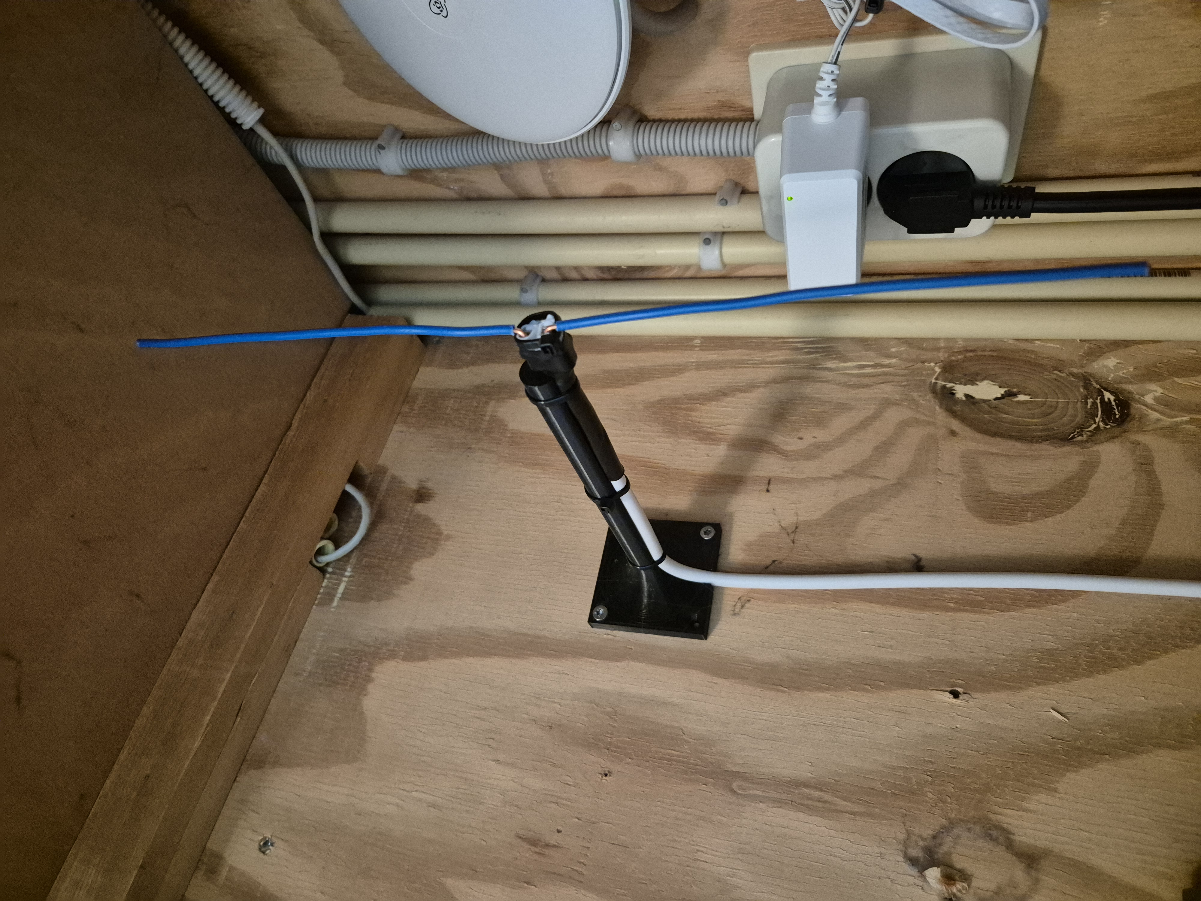 Dipole antenna wall mount