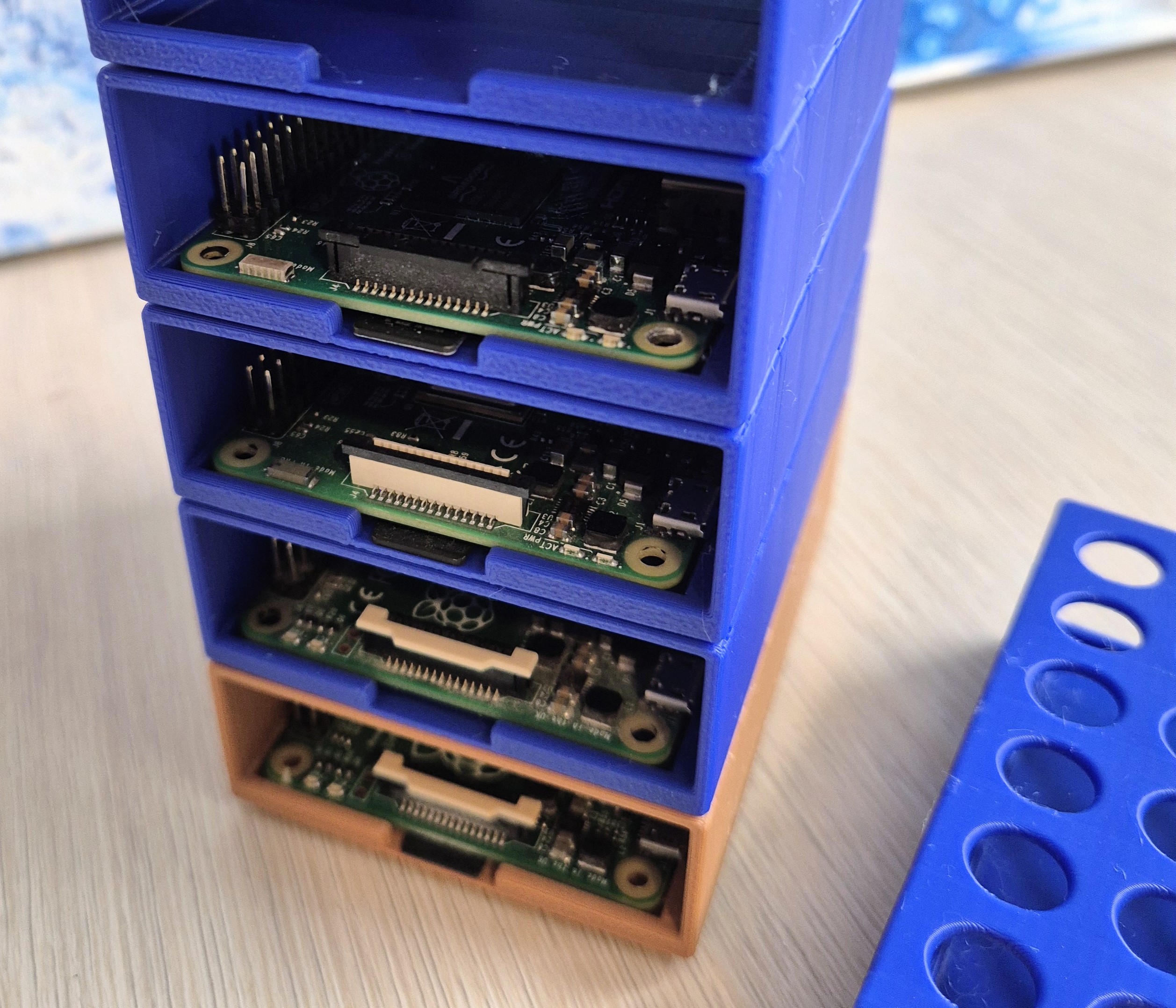 Miniatura 2 do modelo 3D Modular Raspberry Pi Storage Shelfs