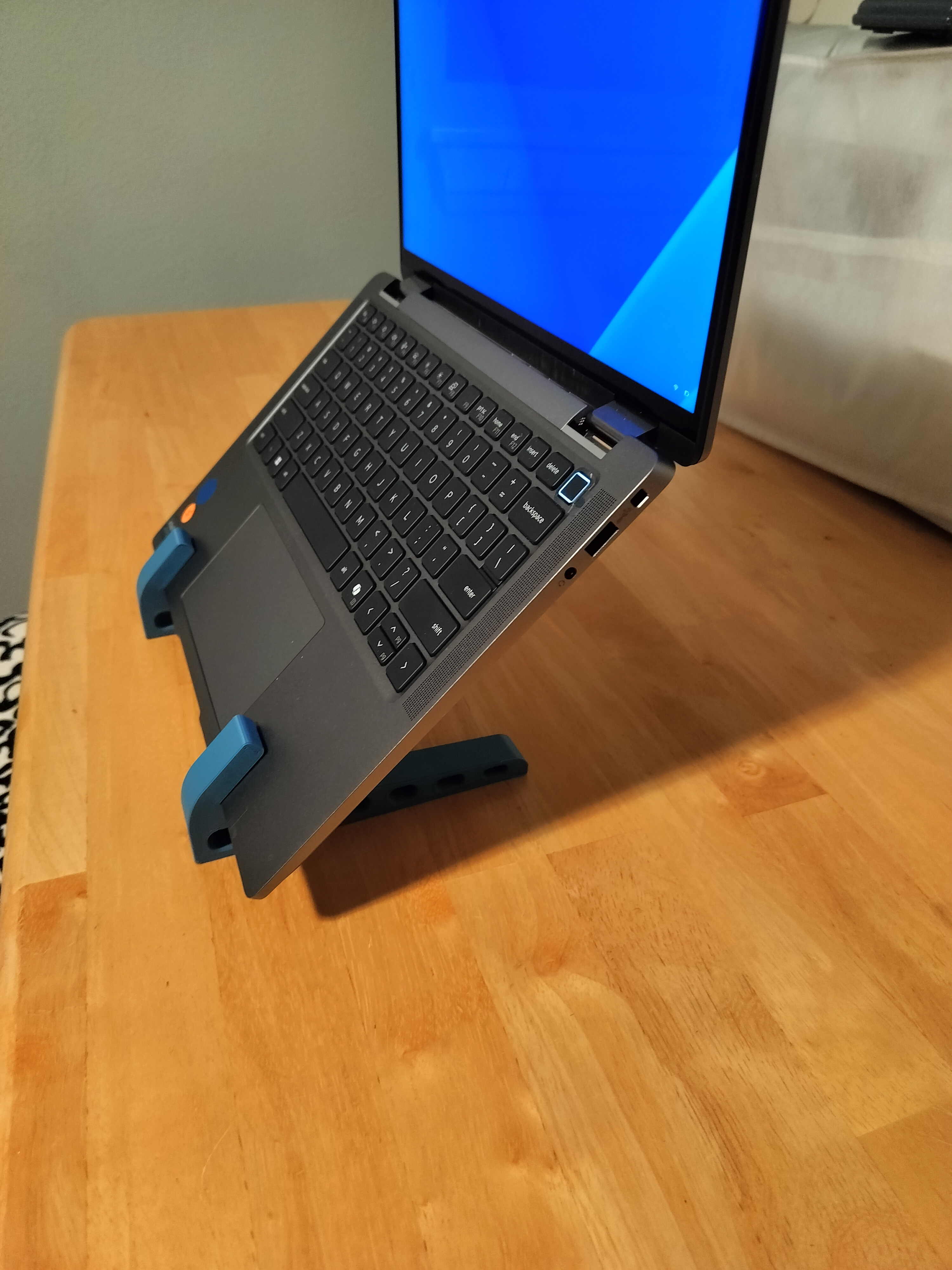 Laptop Stand v4 - Shorter