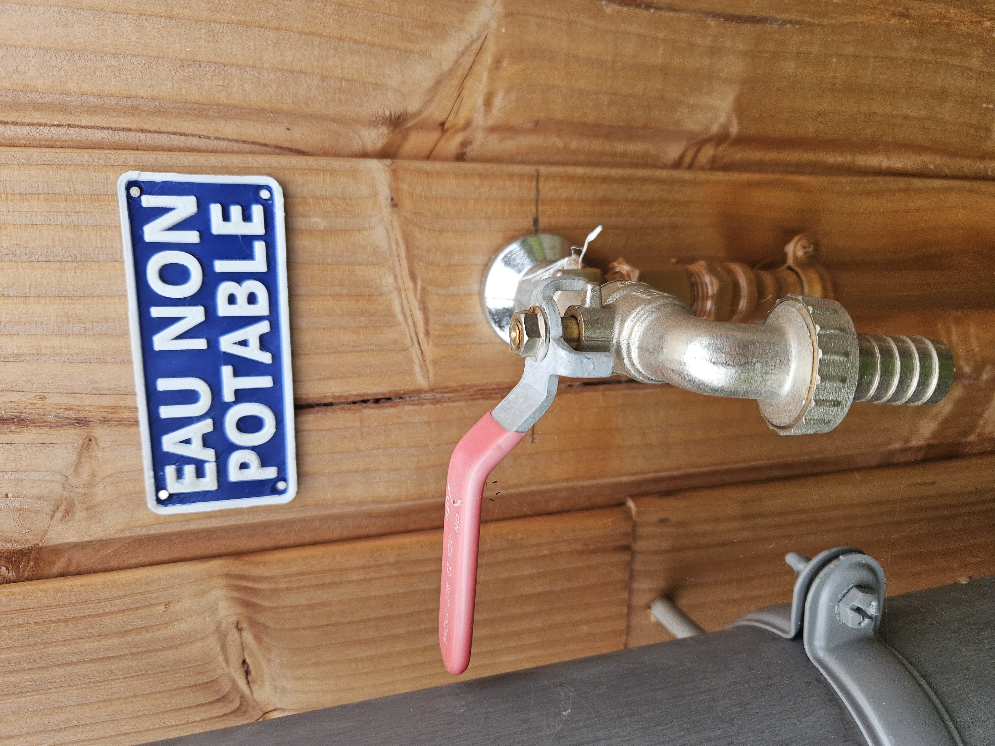 Eau non potable / Non drinkable water sign