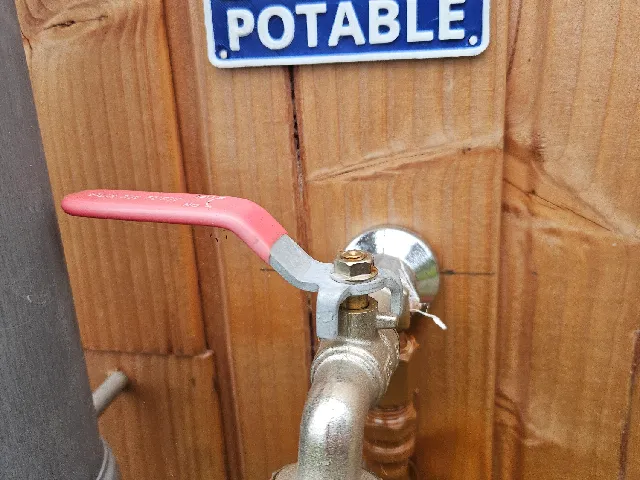 Eau non potable / Non drinkable water sign