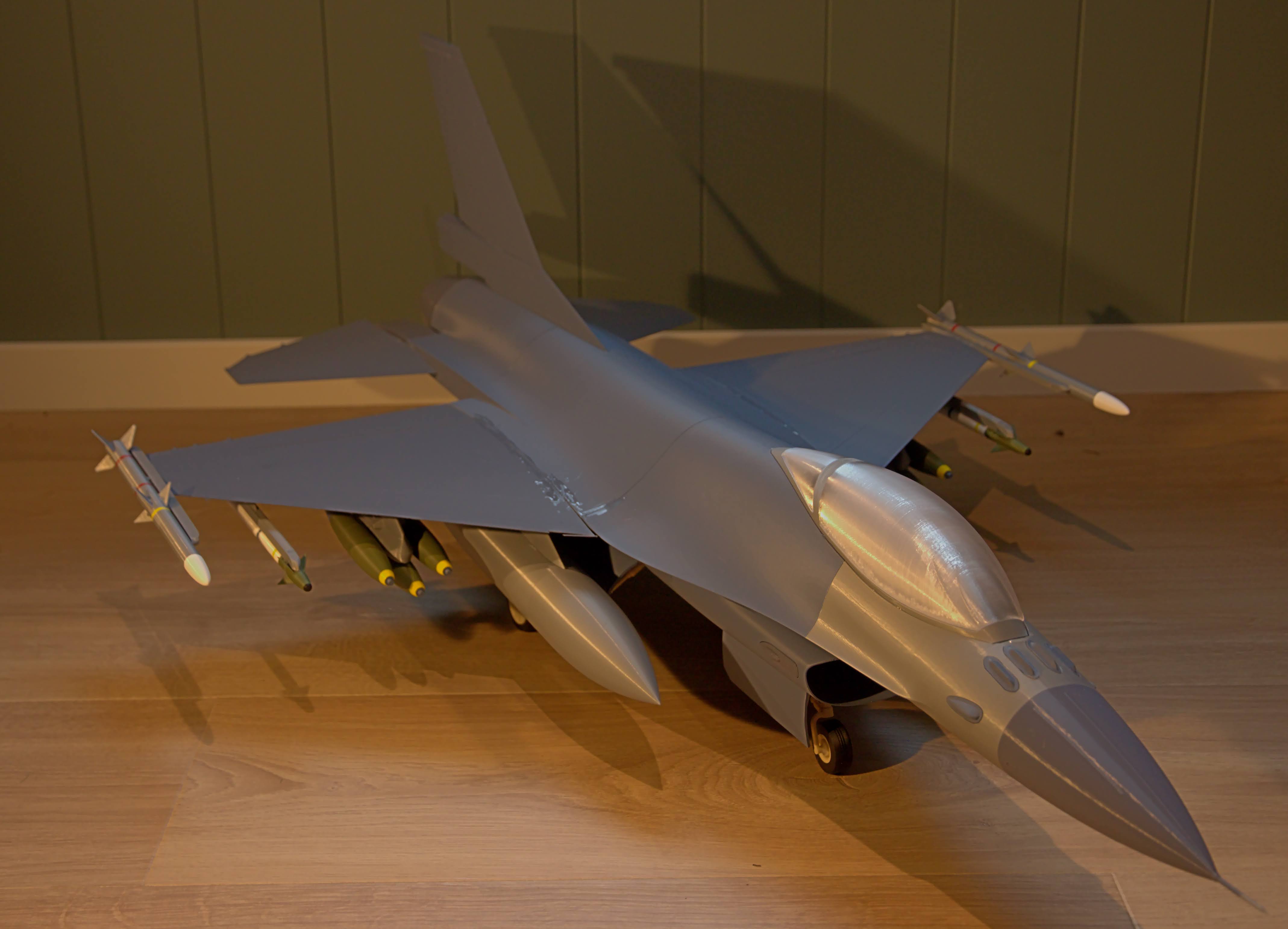 F-16 Fighting Falcon 1:16 scale model