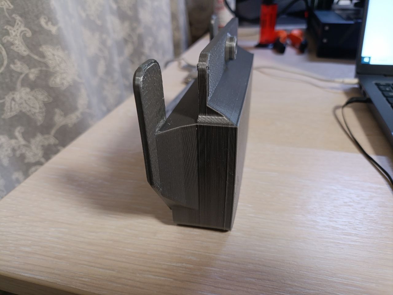 Miniatura 4 do modelo 3D А trash container with a table mount.