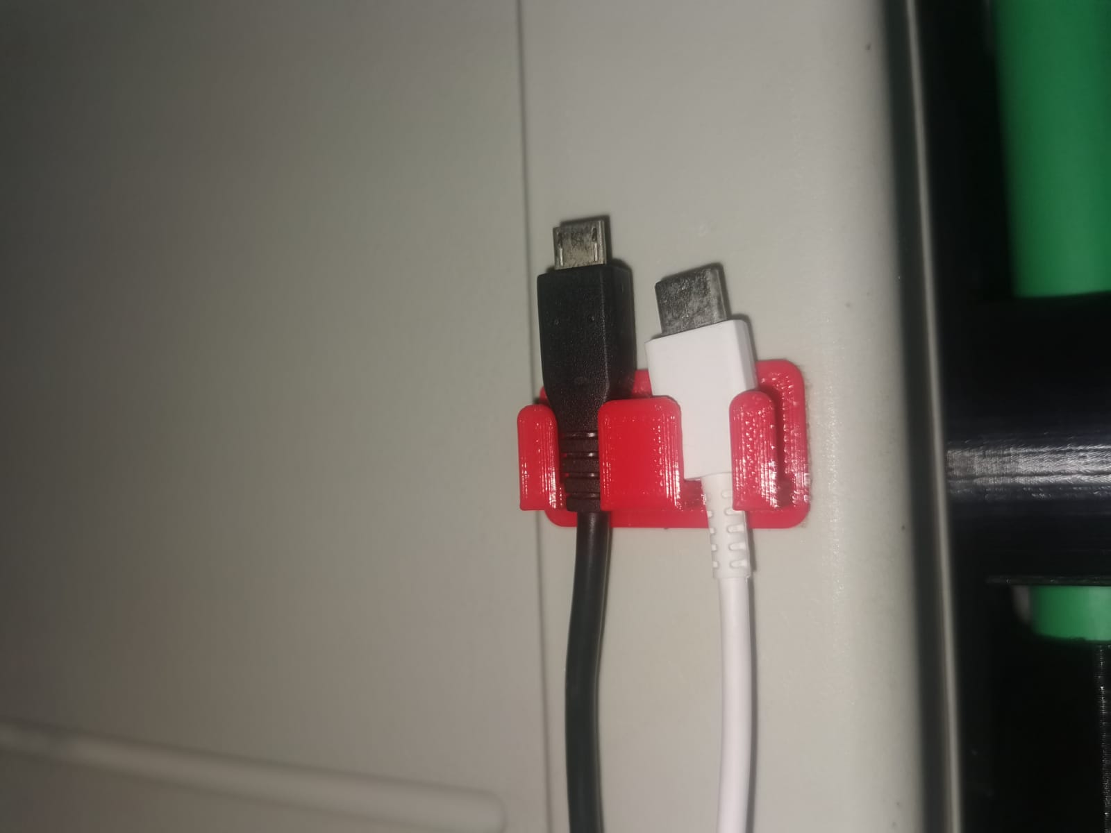 Soporte para colgar 2 usb.
