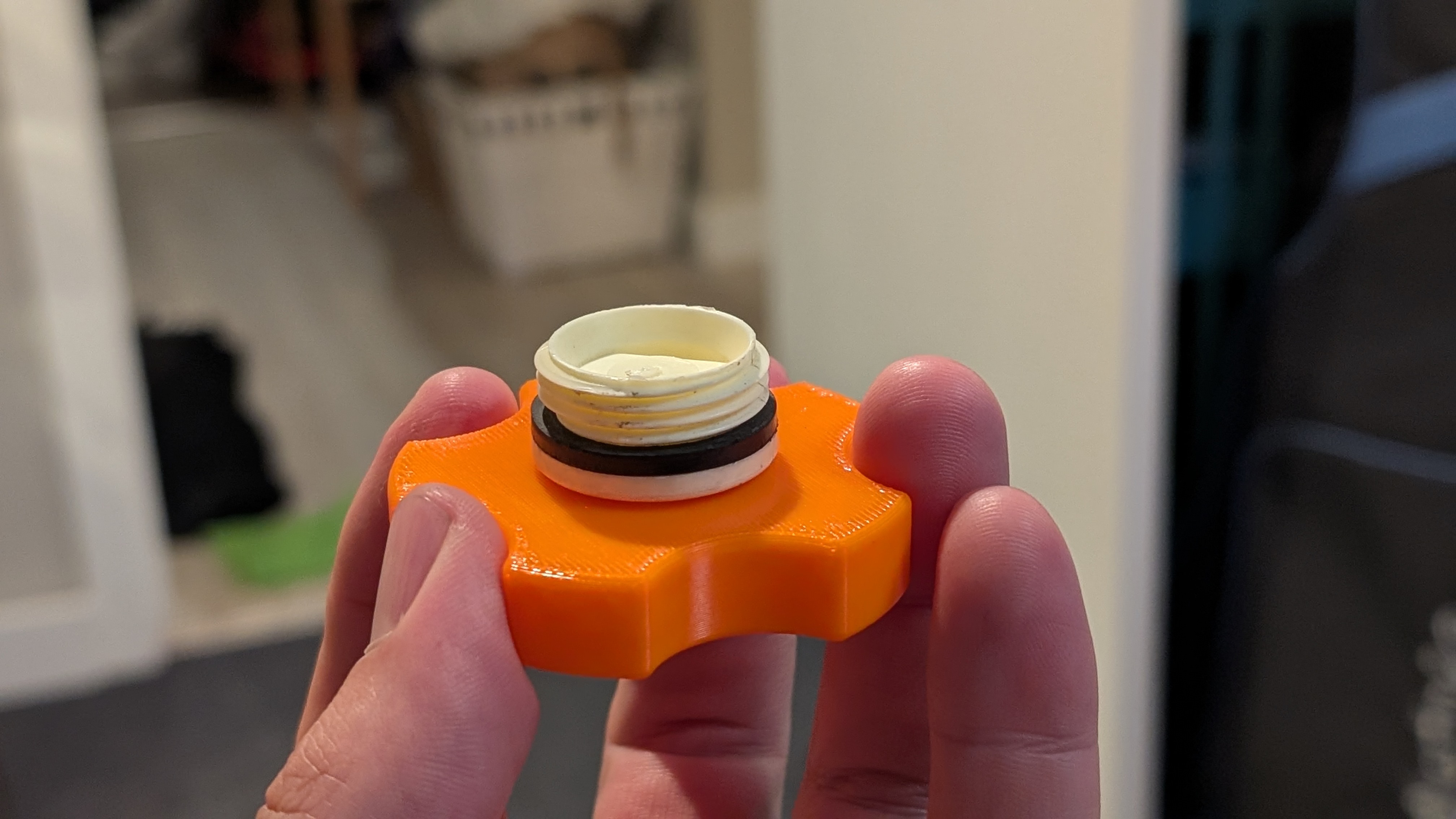 Wavian water jug thumbwheel