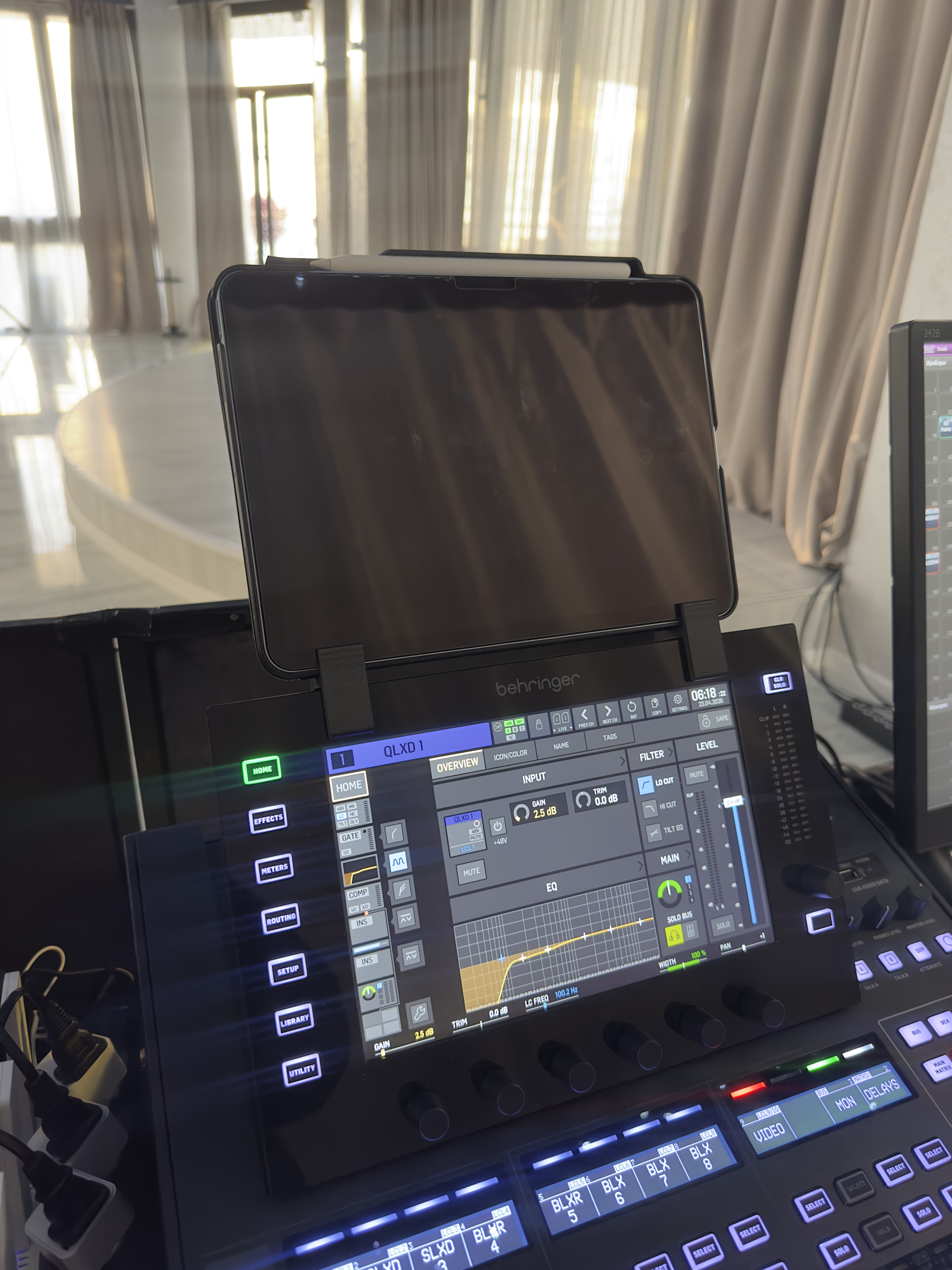 Behringer WING on-screen tablet stand