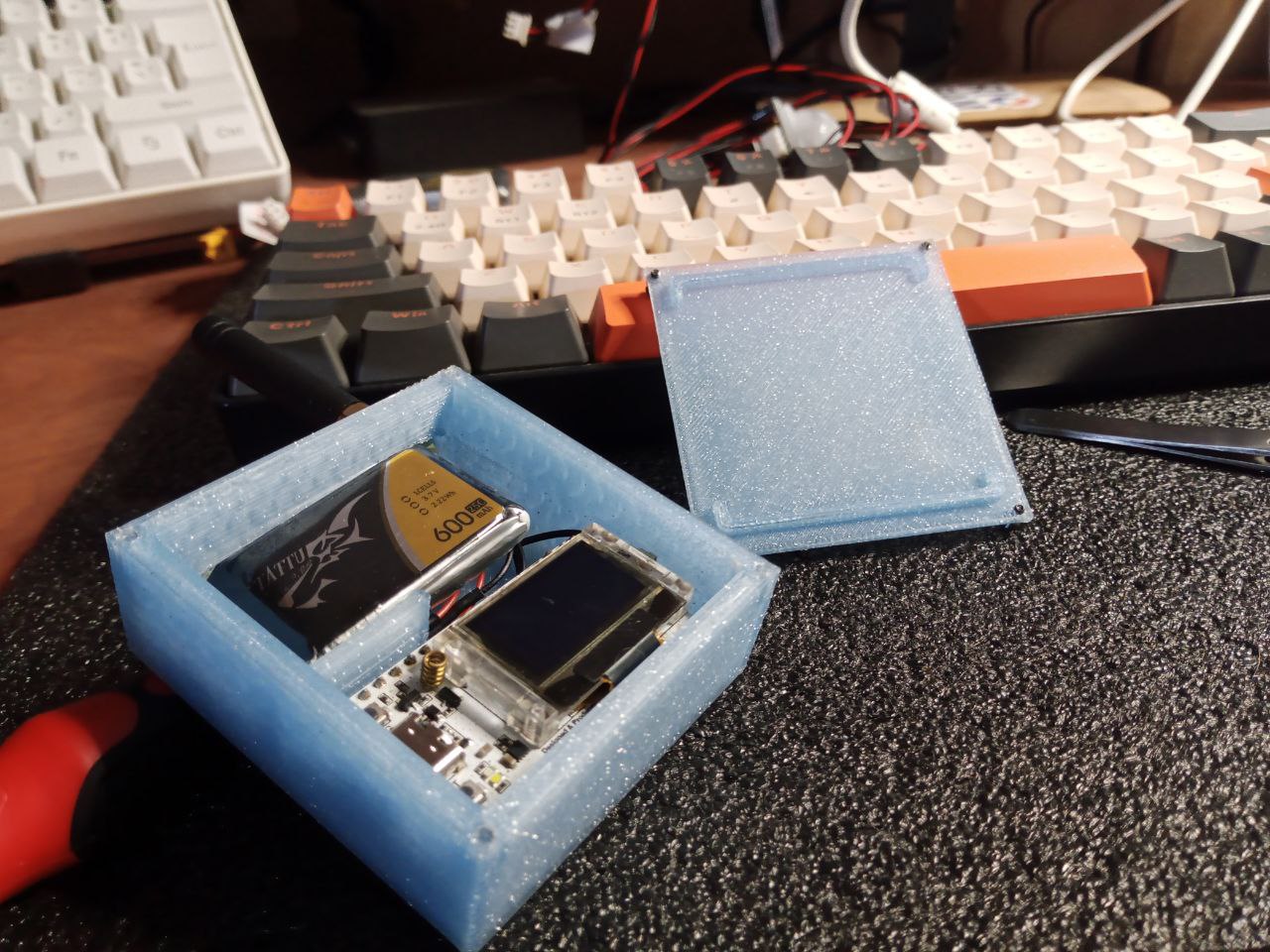 Caja para ESP32 LoRa con Compartimento para Batería LiPo / ESP32 LoRa & LiPo Battery Case