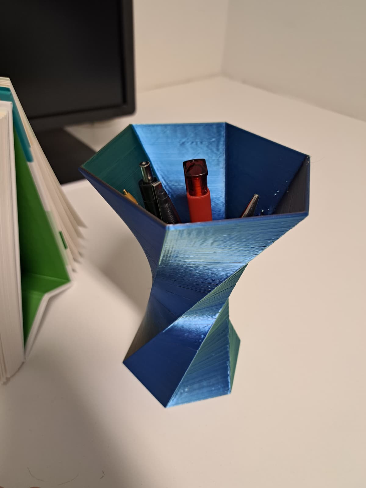Hexagonal twisted penholder
