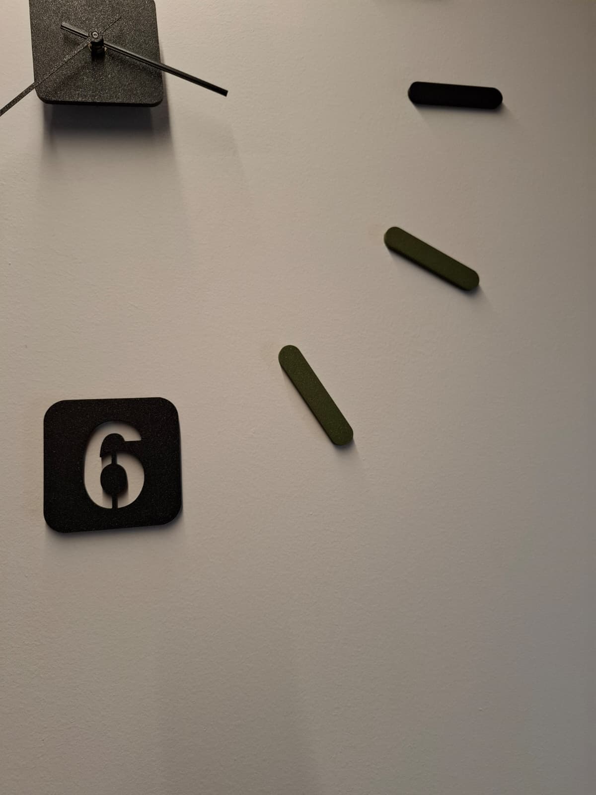 modern and minimalistic wall clock — thumbnail 3