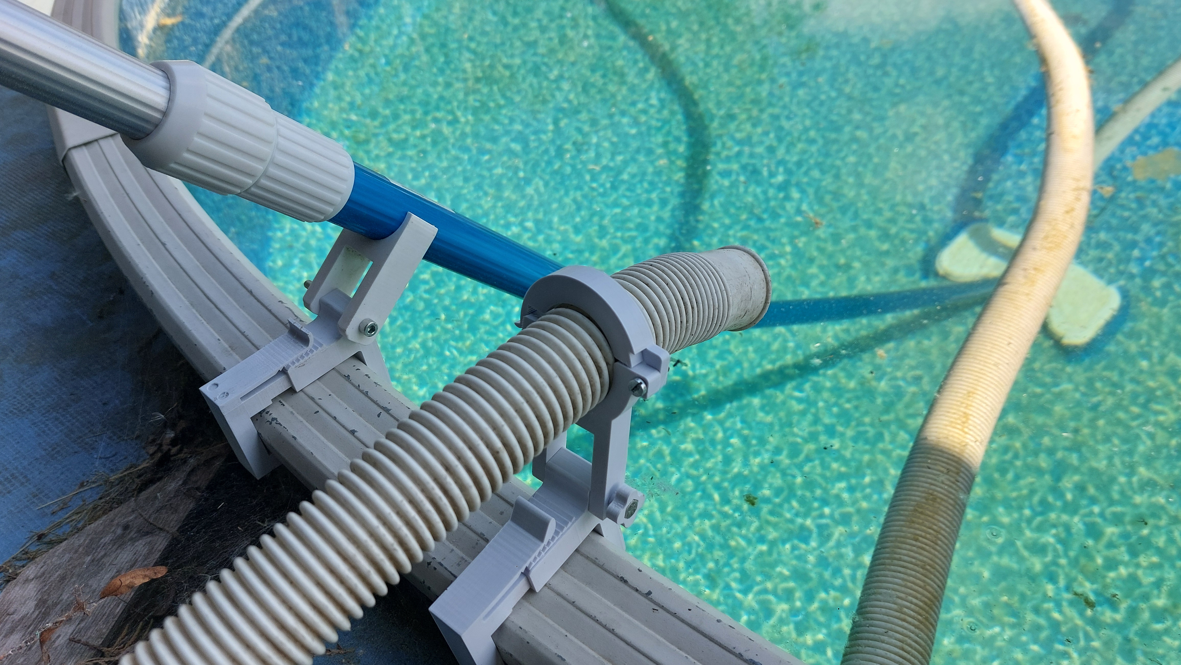 Swimming pool - handheld vacuum cleaner holder