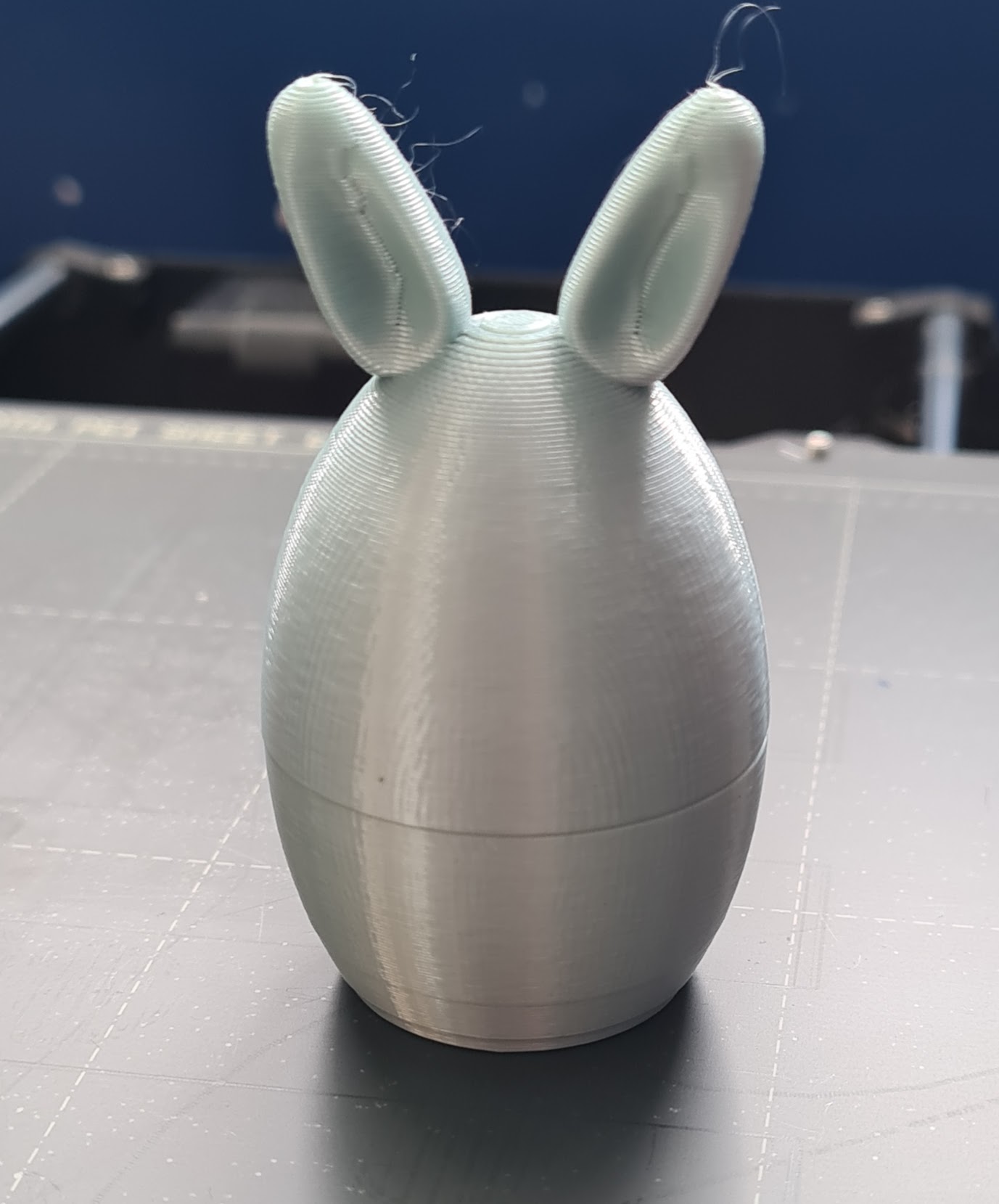 Easter egg shaped box with bunny ears - Boite en forme d'oeuf de pâques avec oreilles de lapin