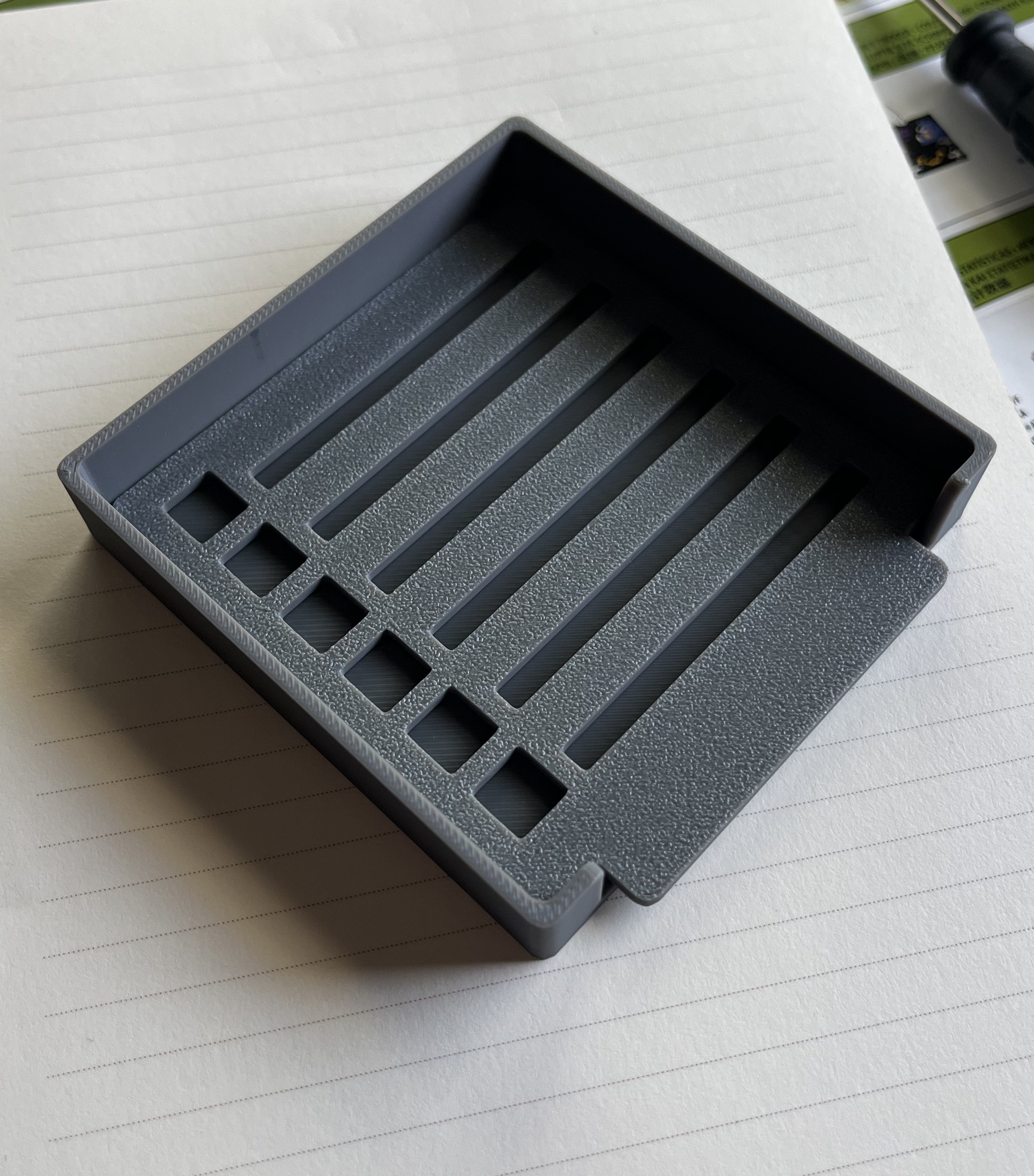 Miniatura 2 do modelo 3D Post-It Tray with Stencil
