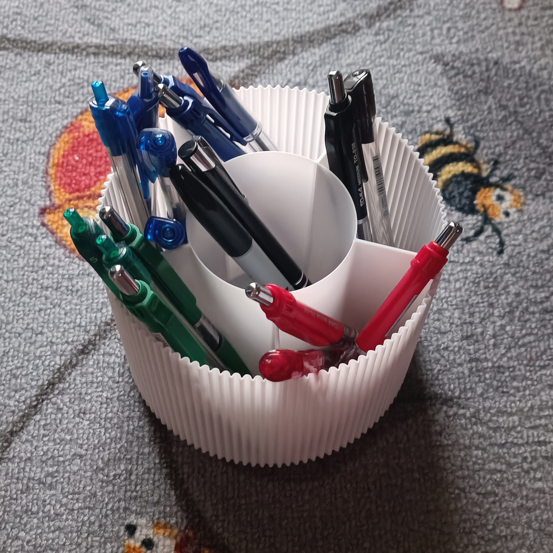 Vase mode desk organizers