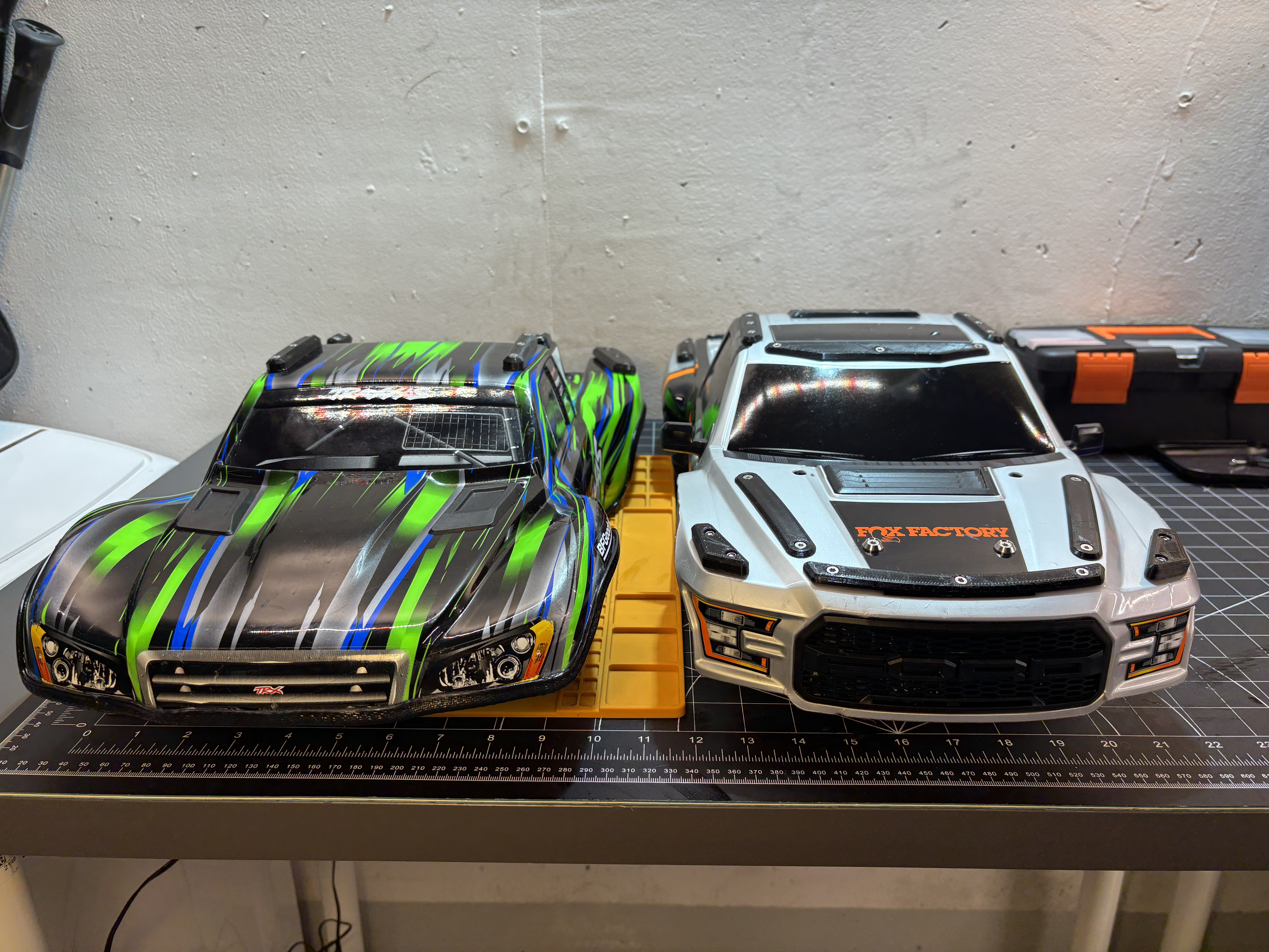 Traxxas Slash/Raptor Body Center Brace and Body Protectors