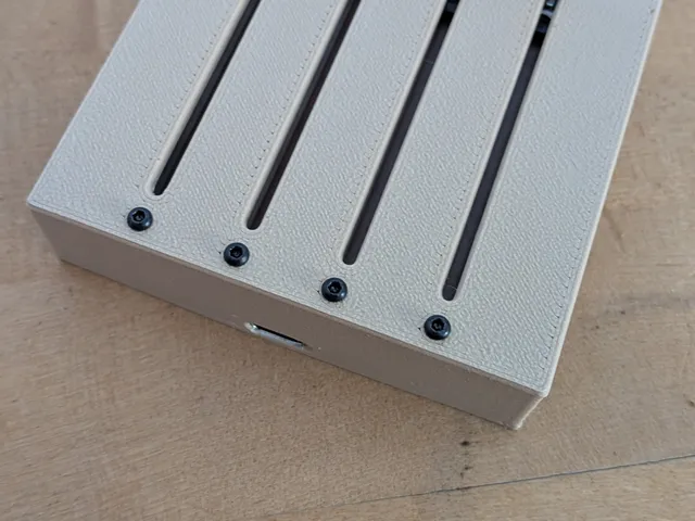 Simple Deej case