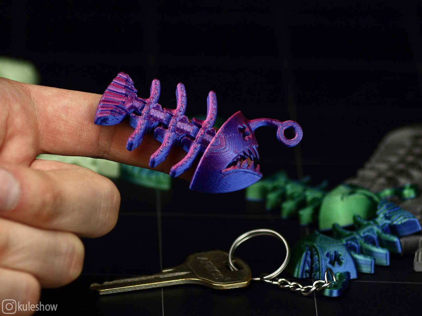 Miniatura 2 do modelo 3D Flexi Anglerfish Bone Keychain