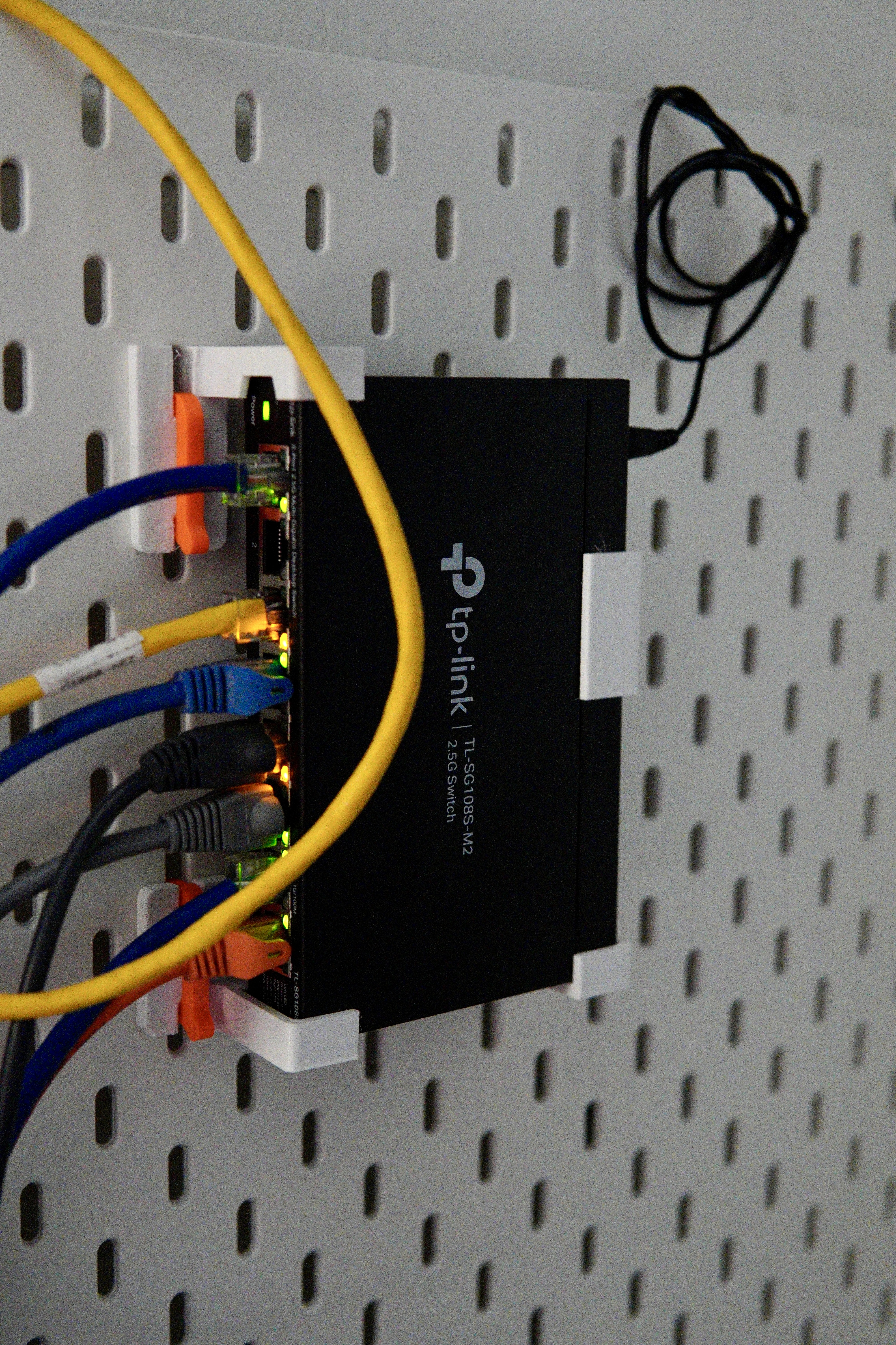 tp-link 2.5g switch Skadis mount