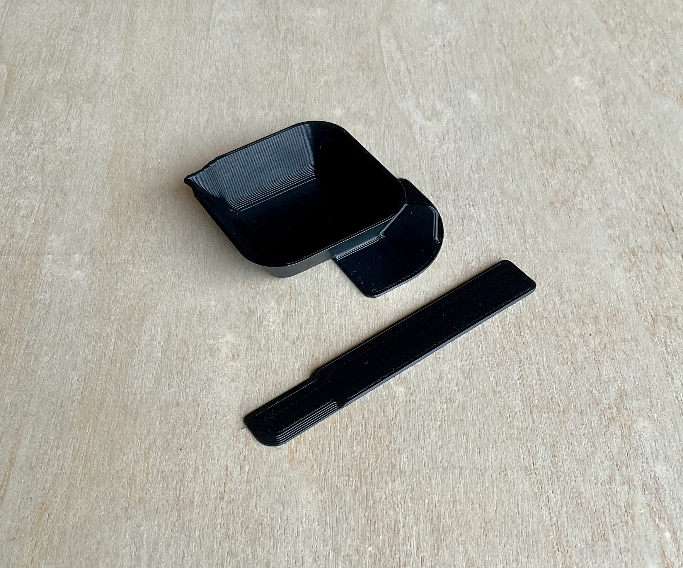 Mixing dish for small amounts of 2-component adhesives or epoxy resin.