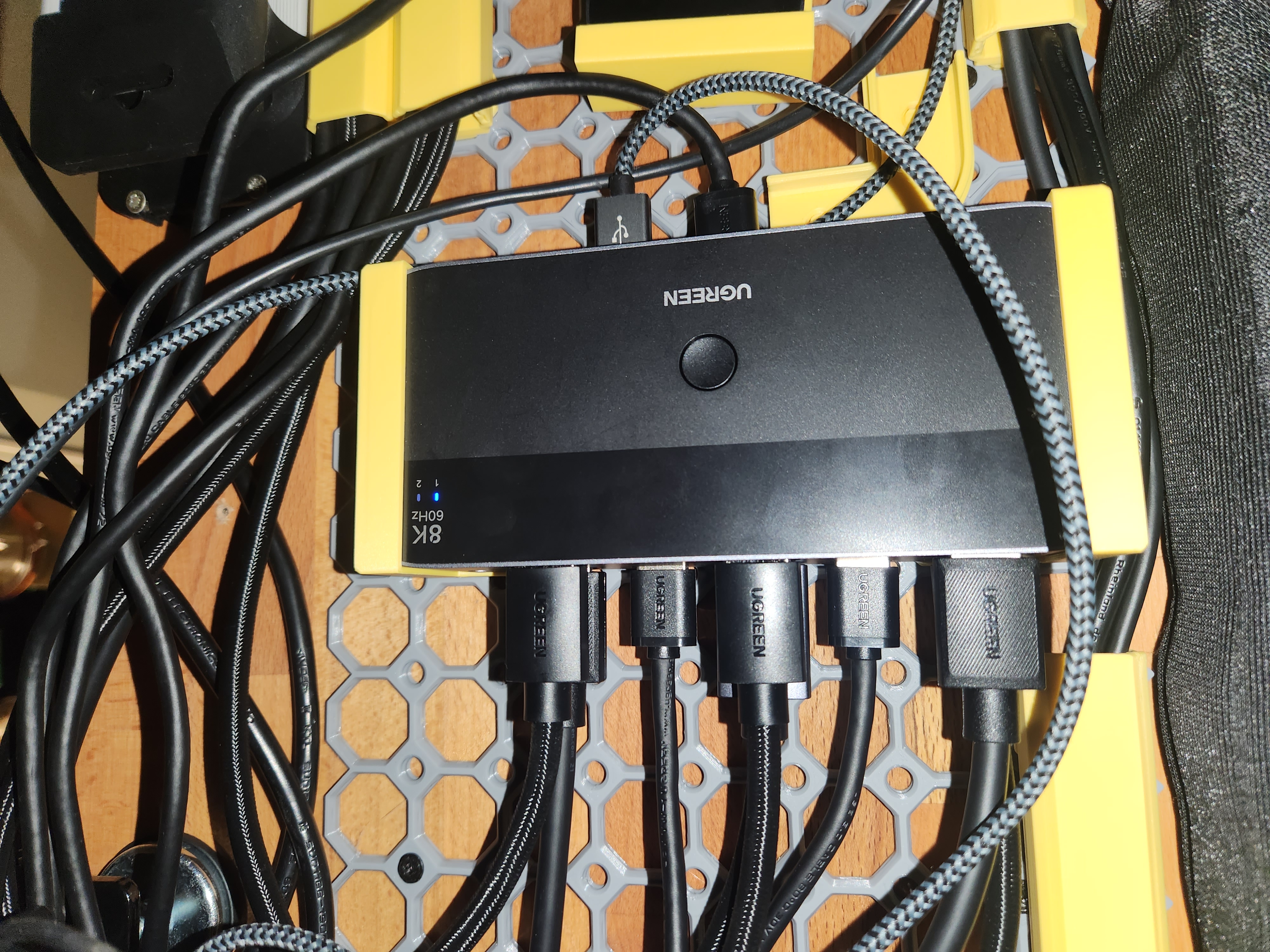 Multiboard - Ugreen Hdmi Kvm (2 PC 2 Monitors) mount