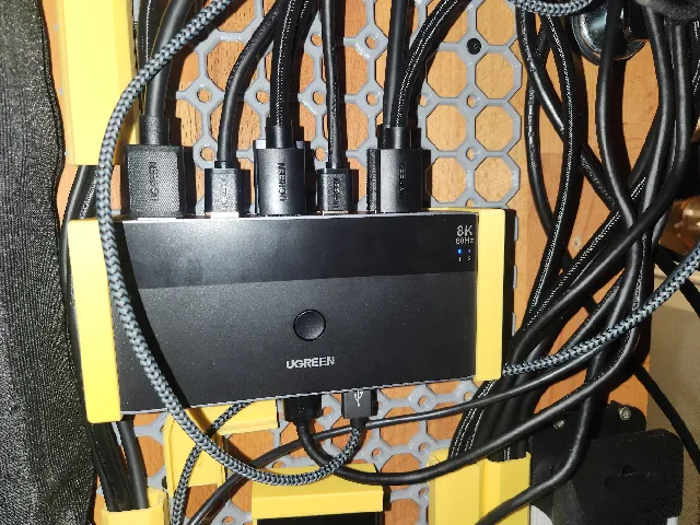 Multiboard - Ugreen Hdmi Kvm (2 PC 2 Monitors) mount