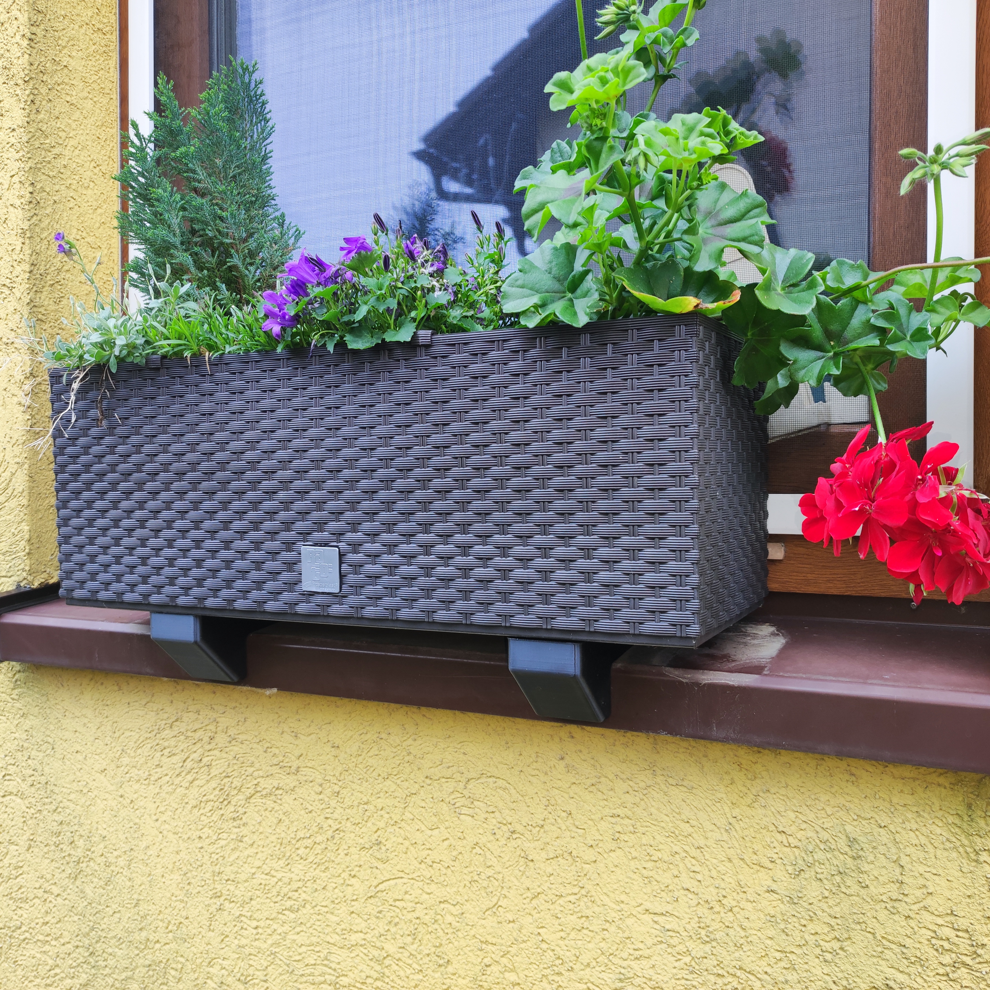 Window sill wedge under a flower pot / Klín na parapet pod květináč