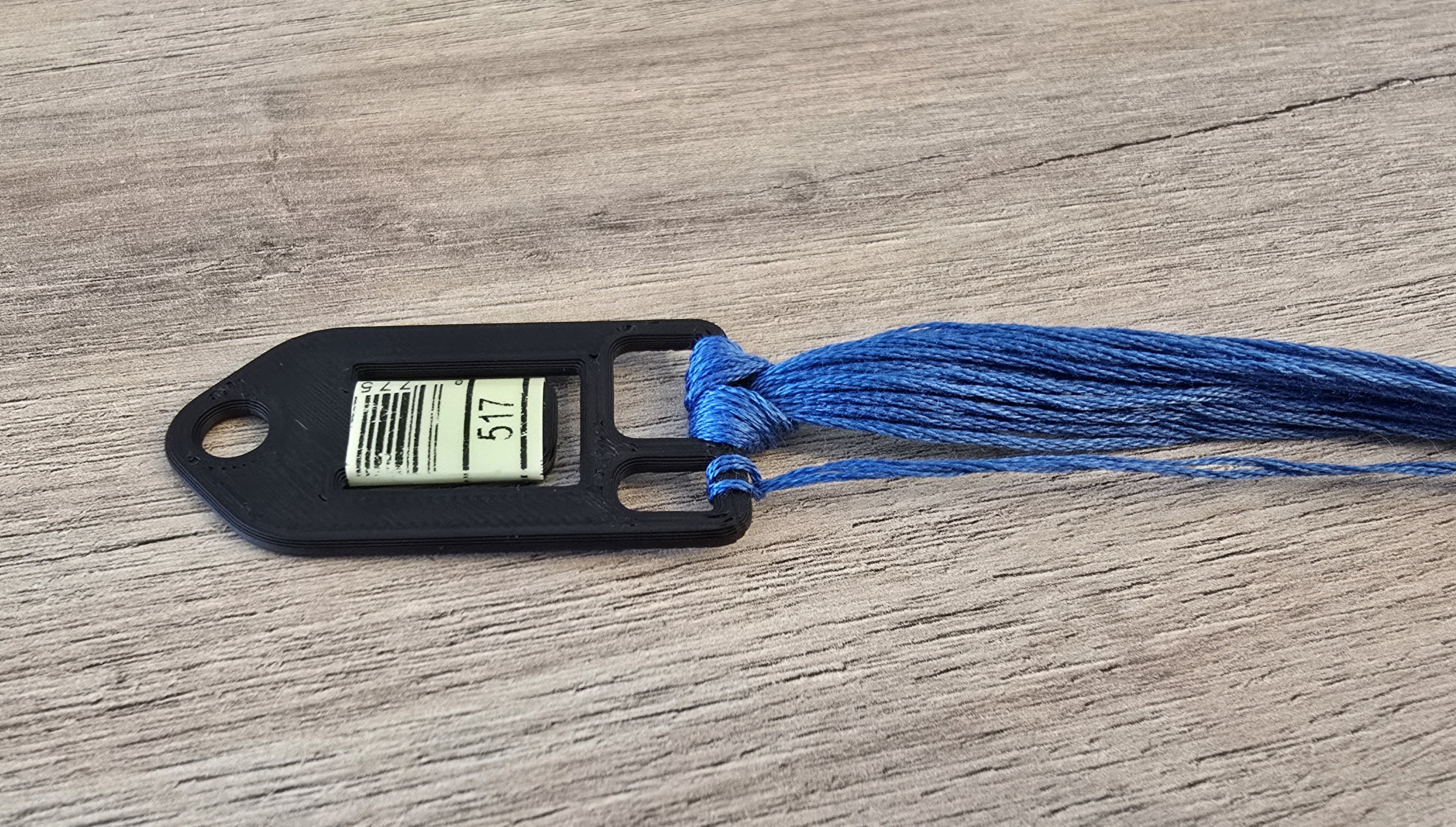 Cross stitch thread holder - Porte-fils point de croix DMC
