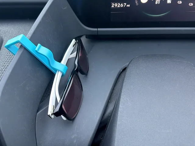 Glasses holder for Toyota bZ4X