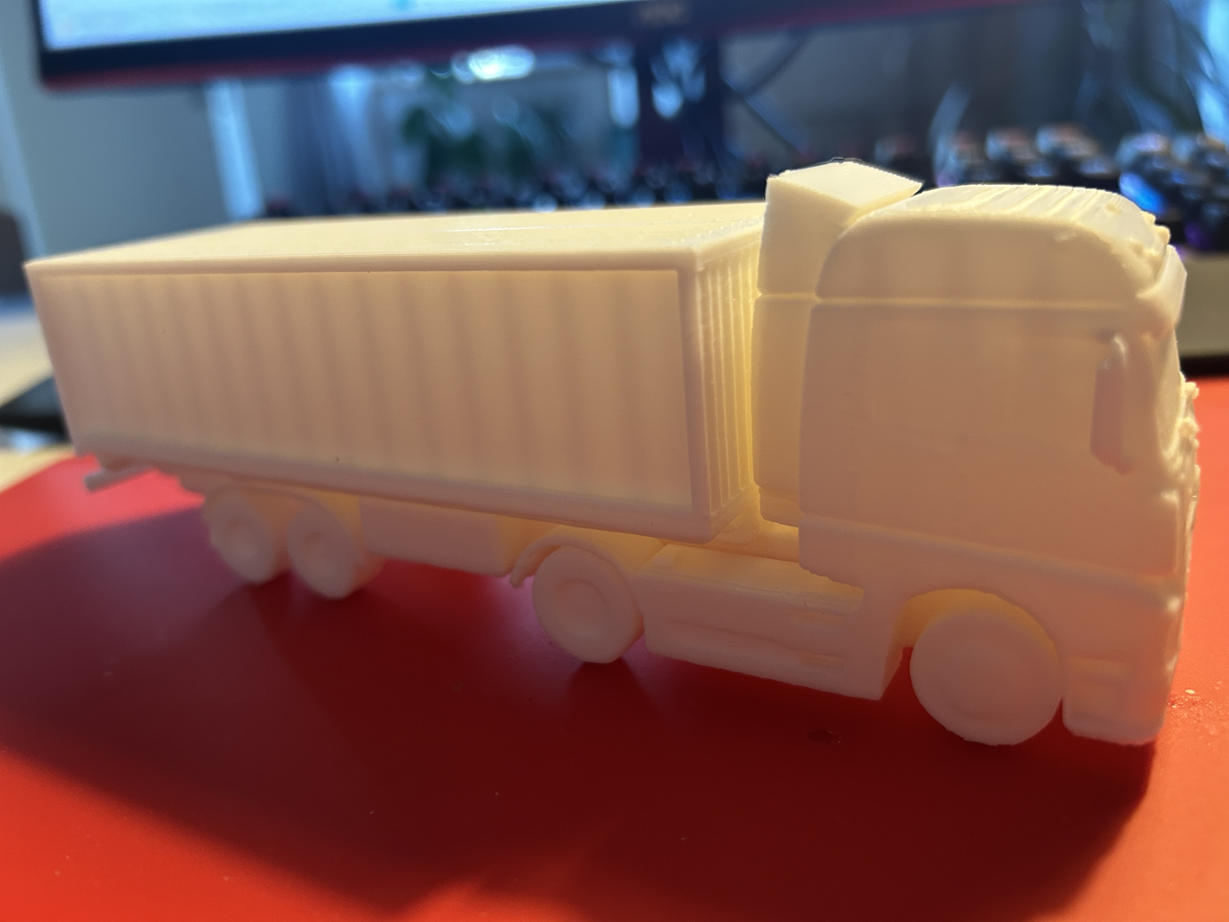 Customizable Cargo Truck with Replaceable Branding Inserts — miniatura 2