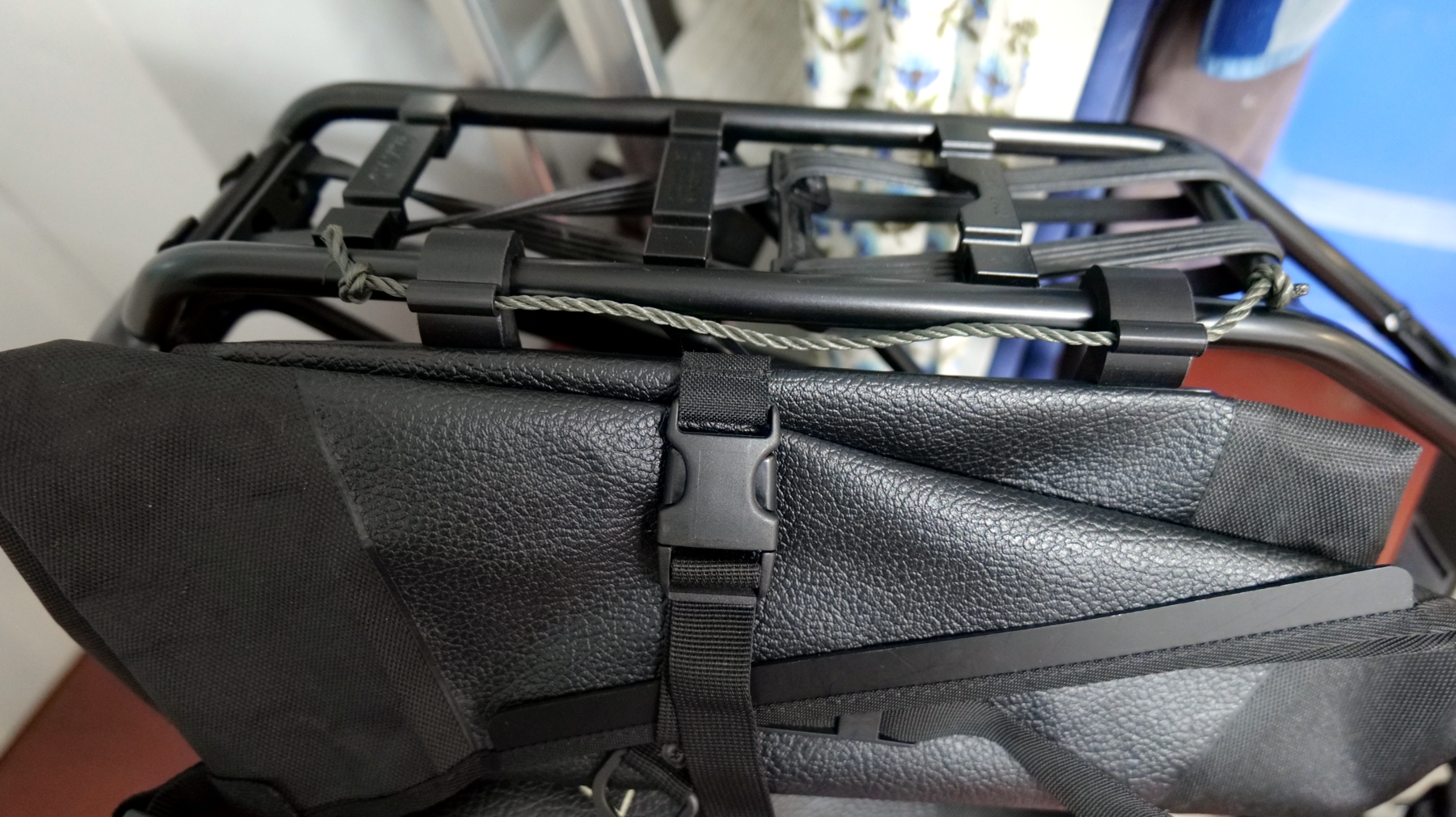 Hook for Ortlieb QL1 on a MIK luggage carrier / Haken für Ortlieb QL1 an einem MIK Gepäckträger