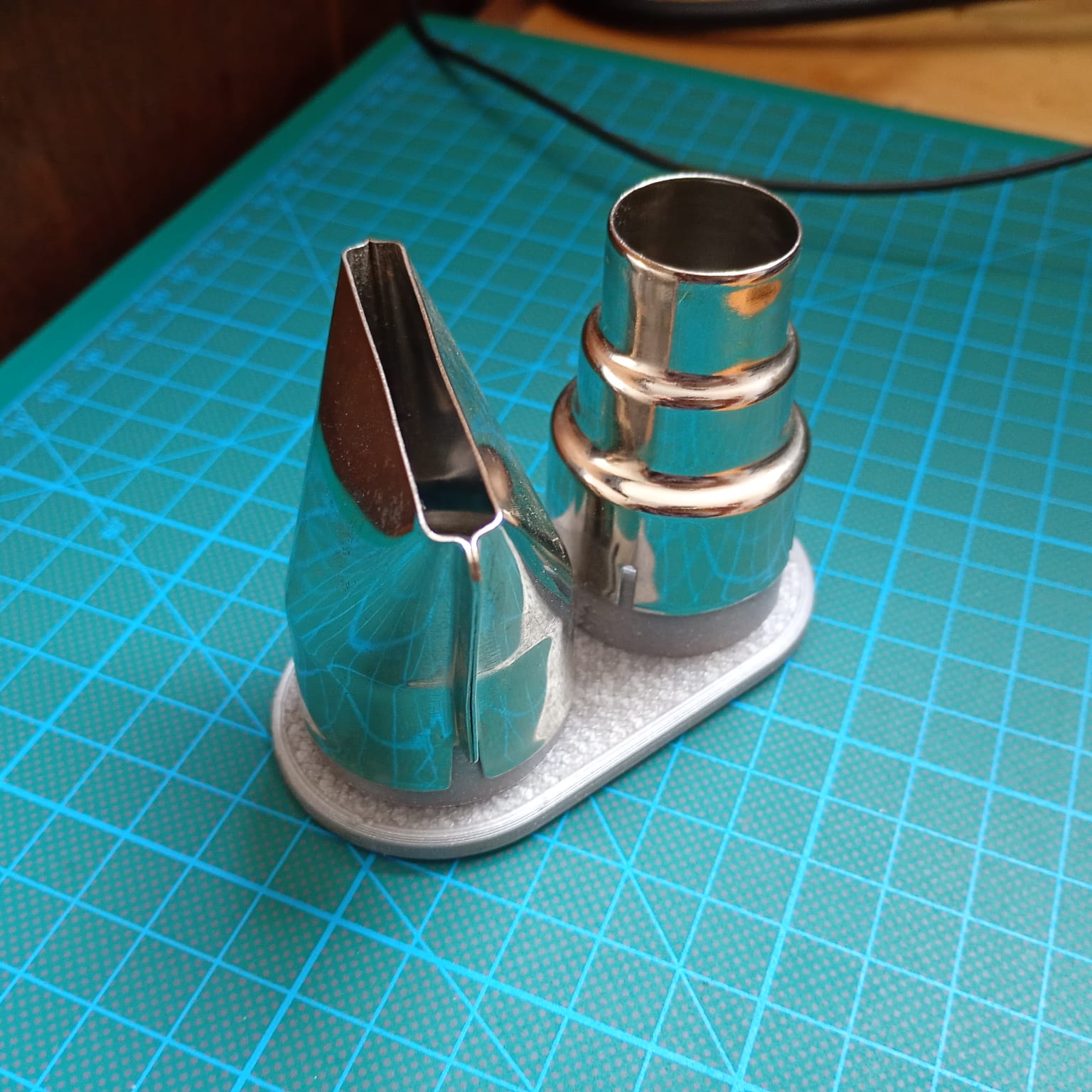 Holder For Two 35 mm Heat Gun Nozzles