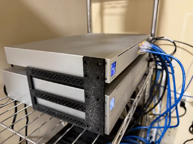 Ubiquiti UNAS Pro + USW-Pro-24-PoE Shelf Stand