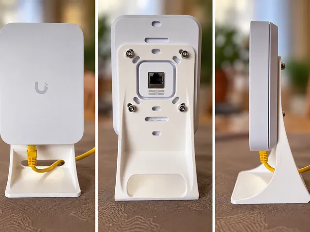 UniFi U7 In-Wall Desktop Stand